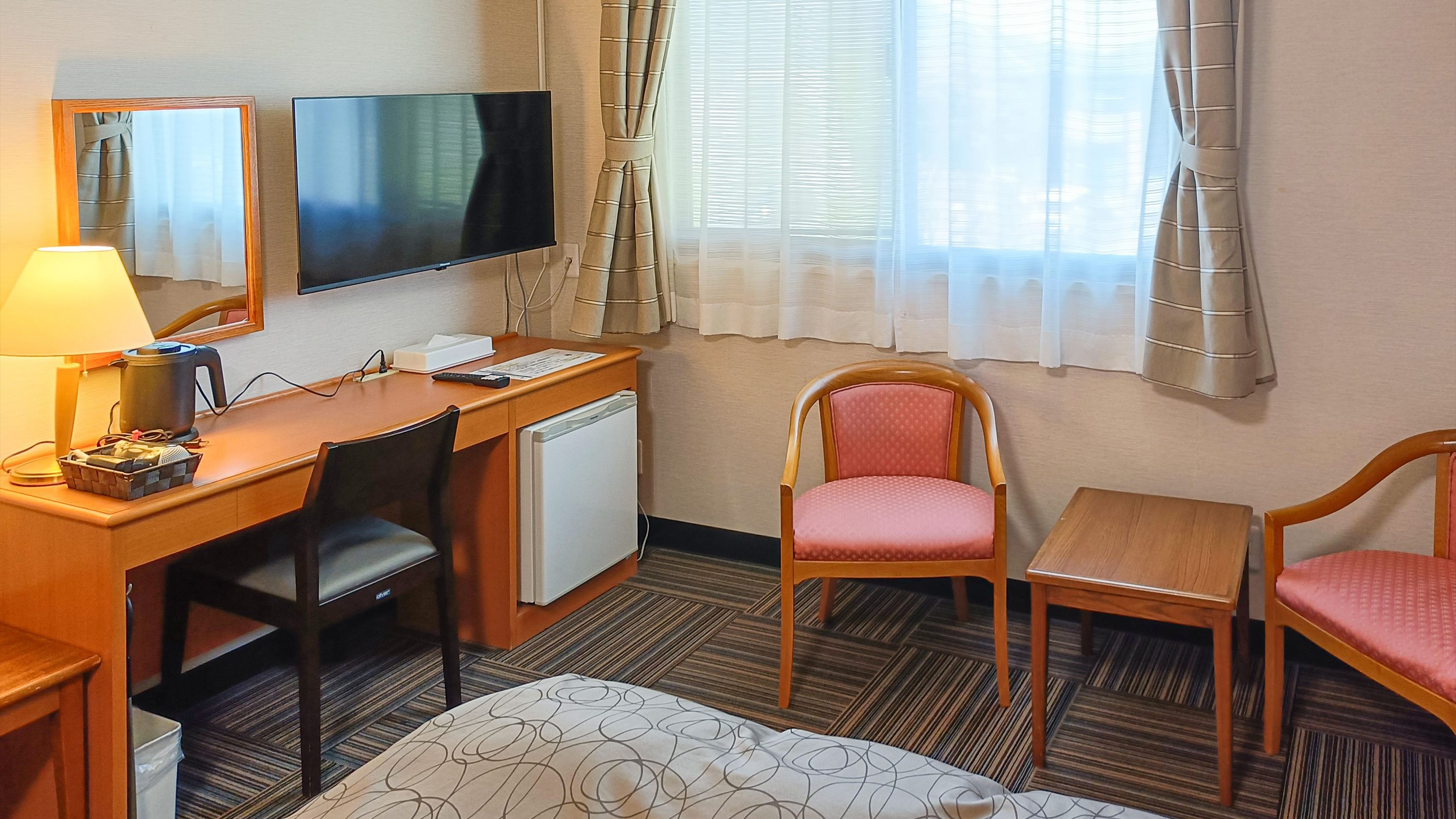 【デラックスツイン】22平米のお部屋に122センチ幅のベッド2台を設置しております。