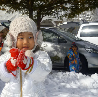 ペンションの目の前で雪遊び♪