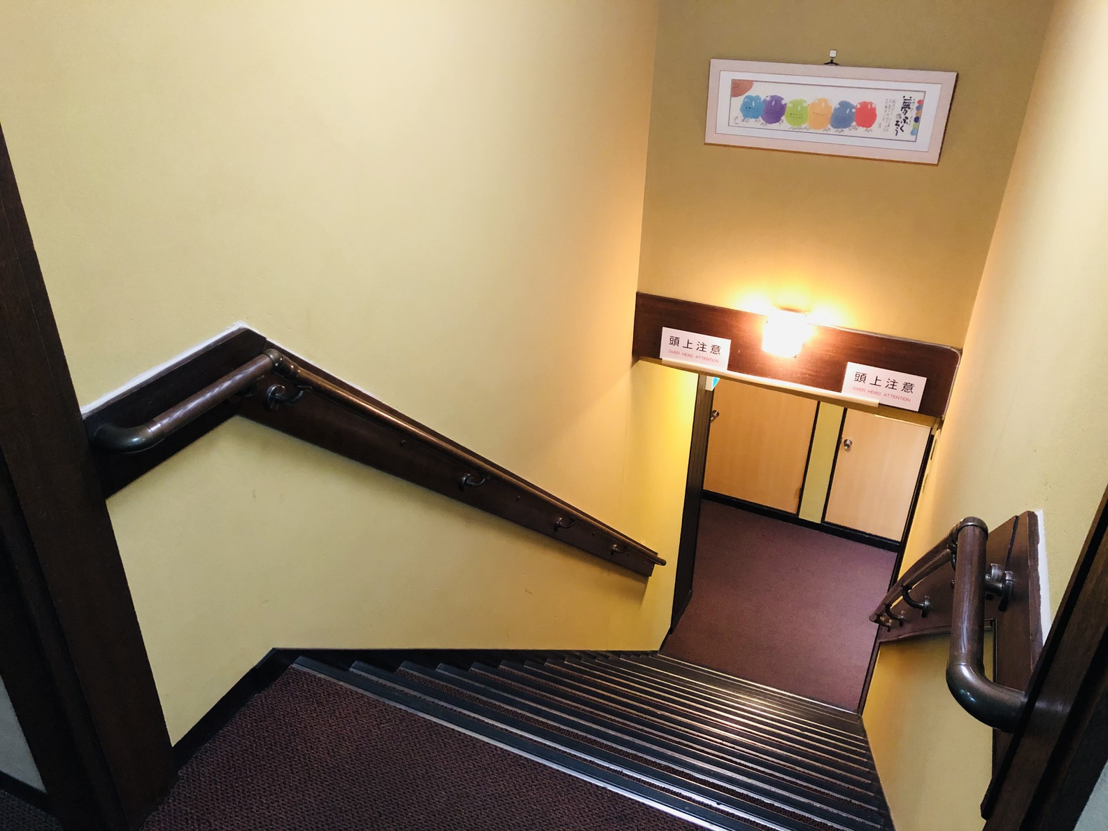 ［東館］　東館3階→2階へ下る階段