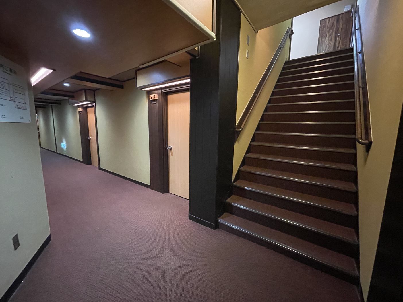 東館2Ｆへ降りる階段