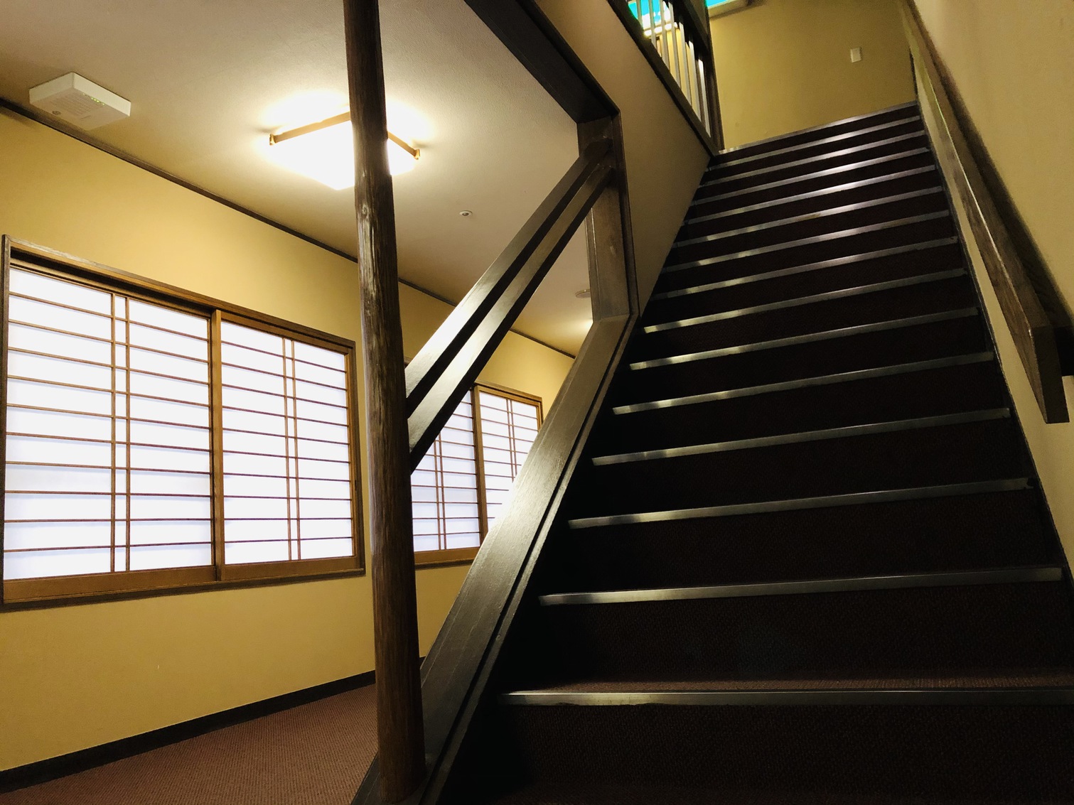 ［東館］　東館3階→4階へ登る階段