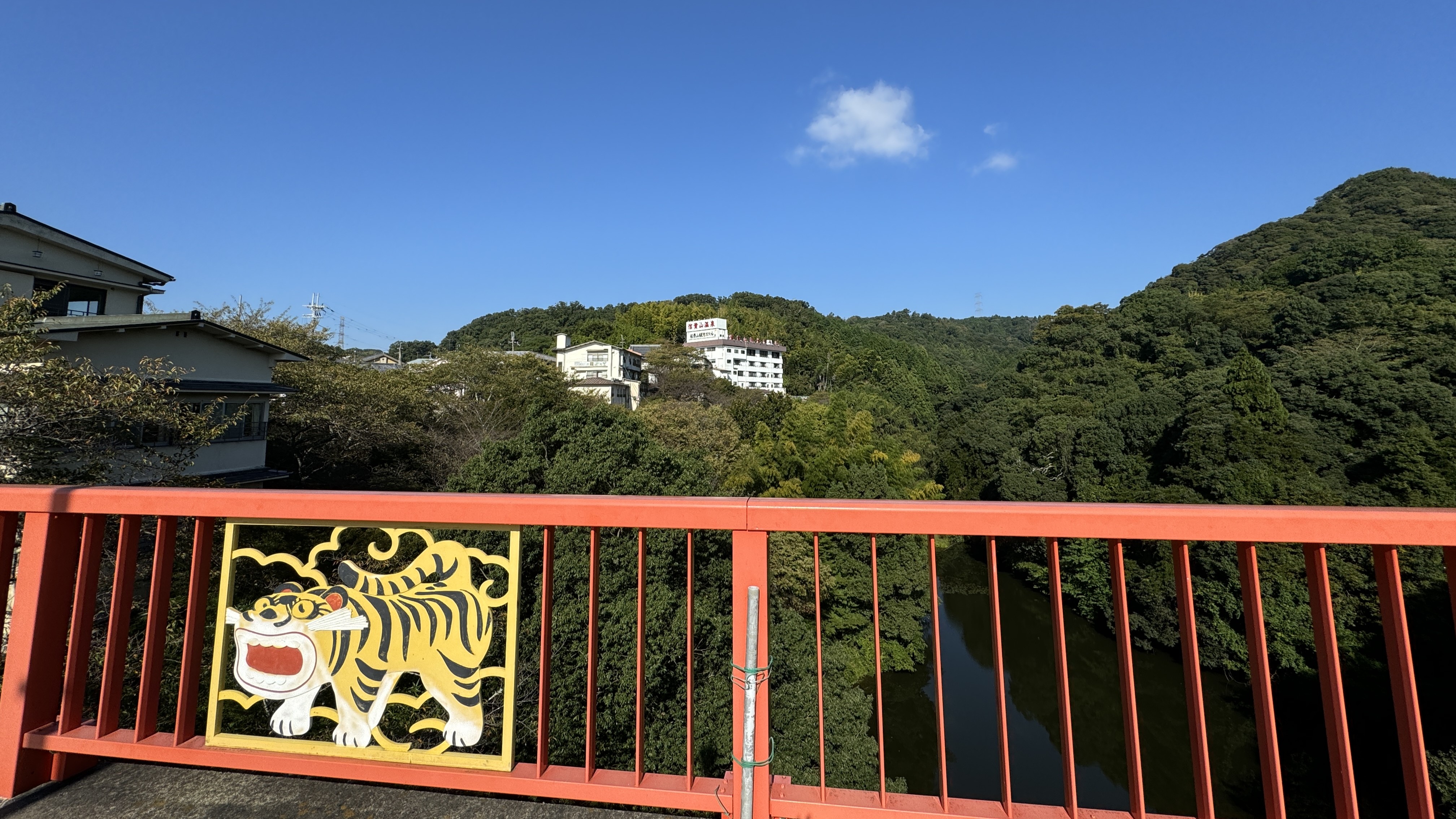 開運橋から見える信貴山観光ホテル