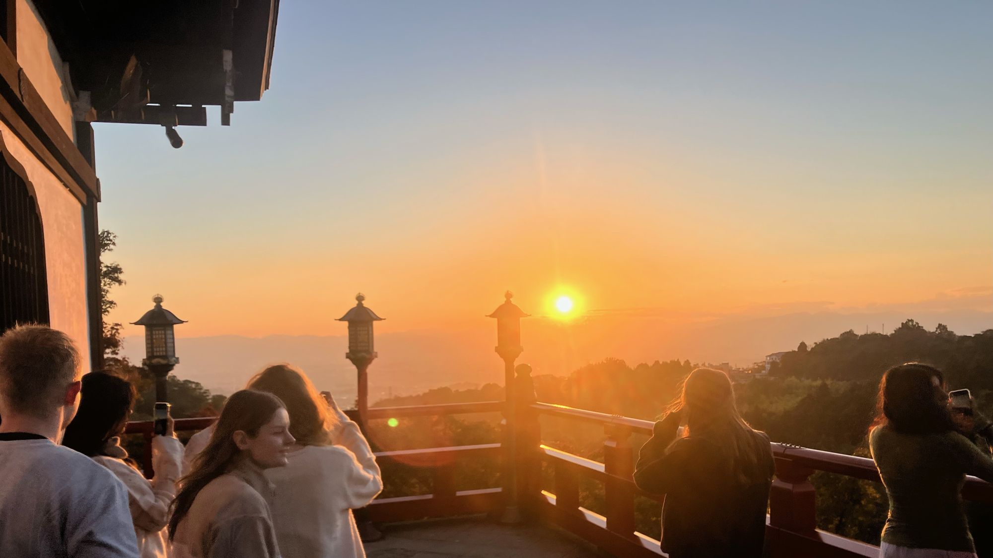 信貴山朝護孫子寺本堂からの日の出