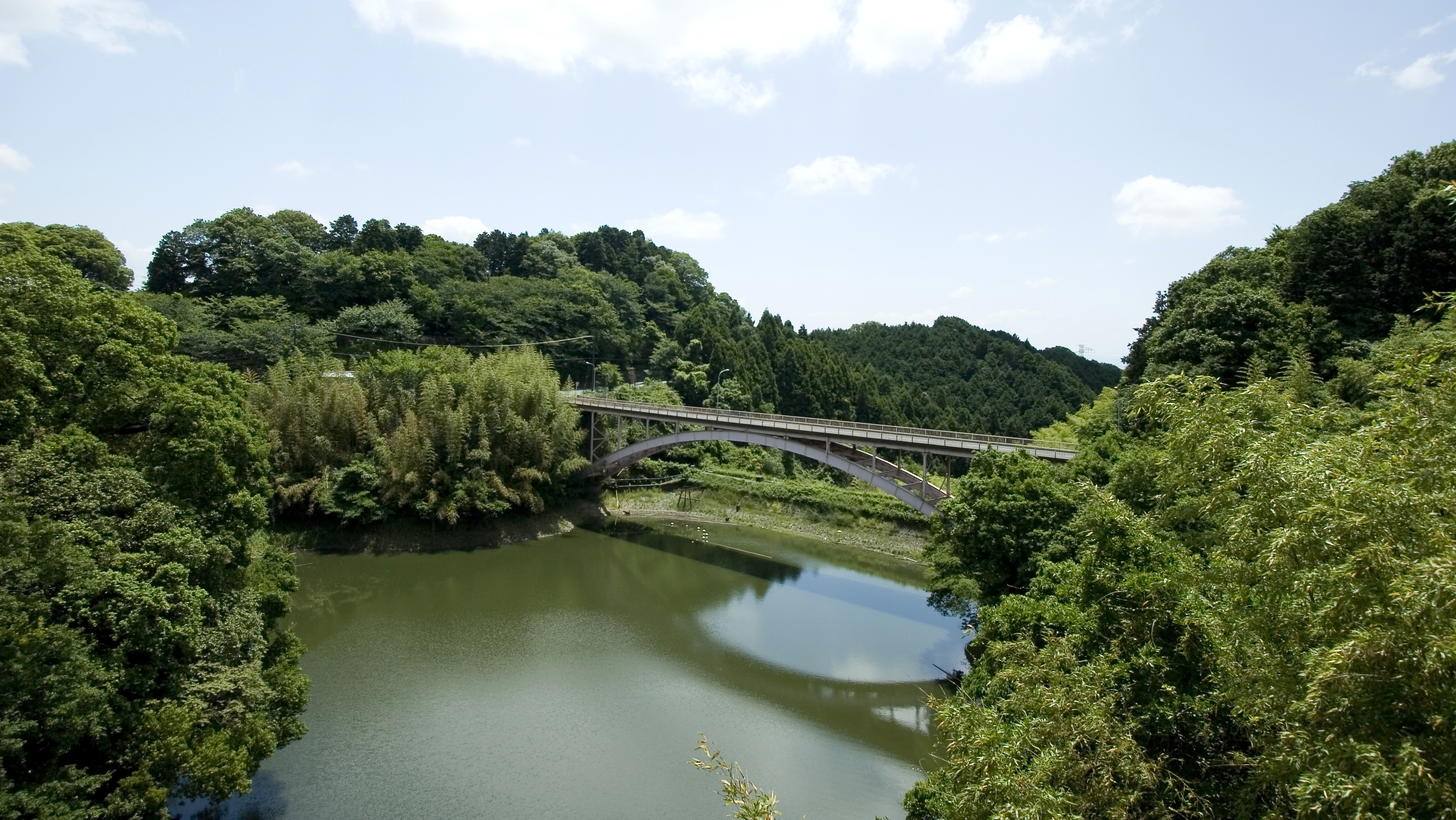 信貴大橋の向こうに見える大門ダム