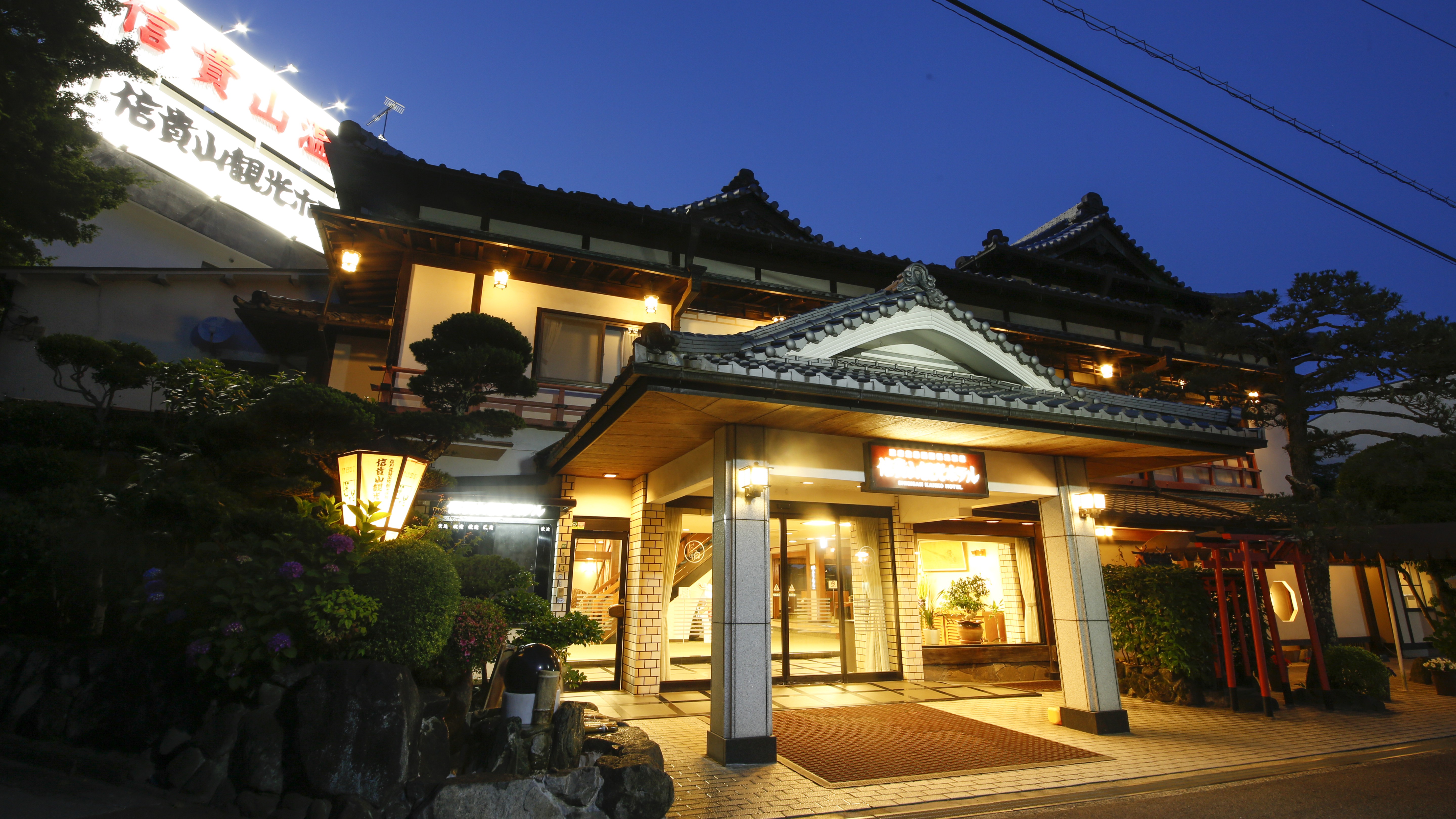 信貴山観光ホテル外観（夜間玄関）
