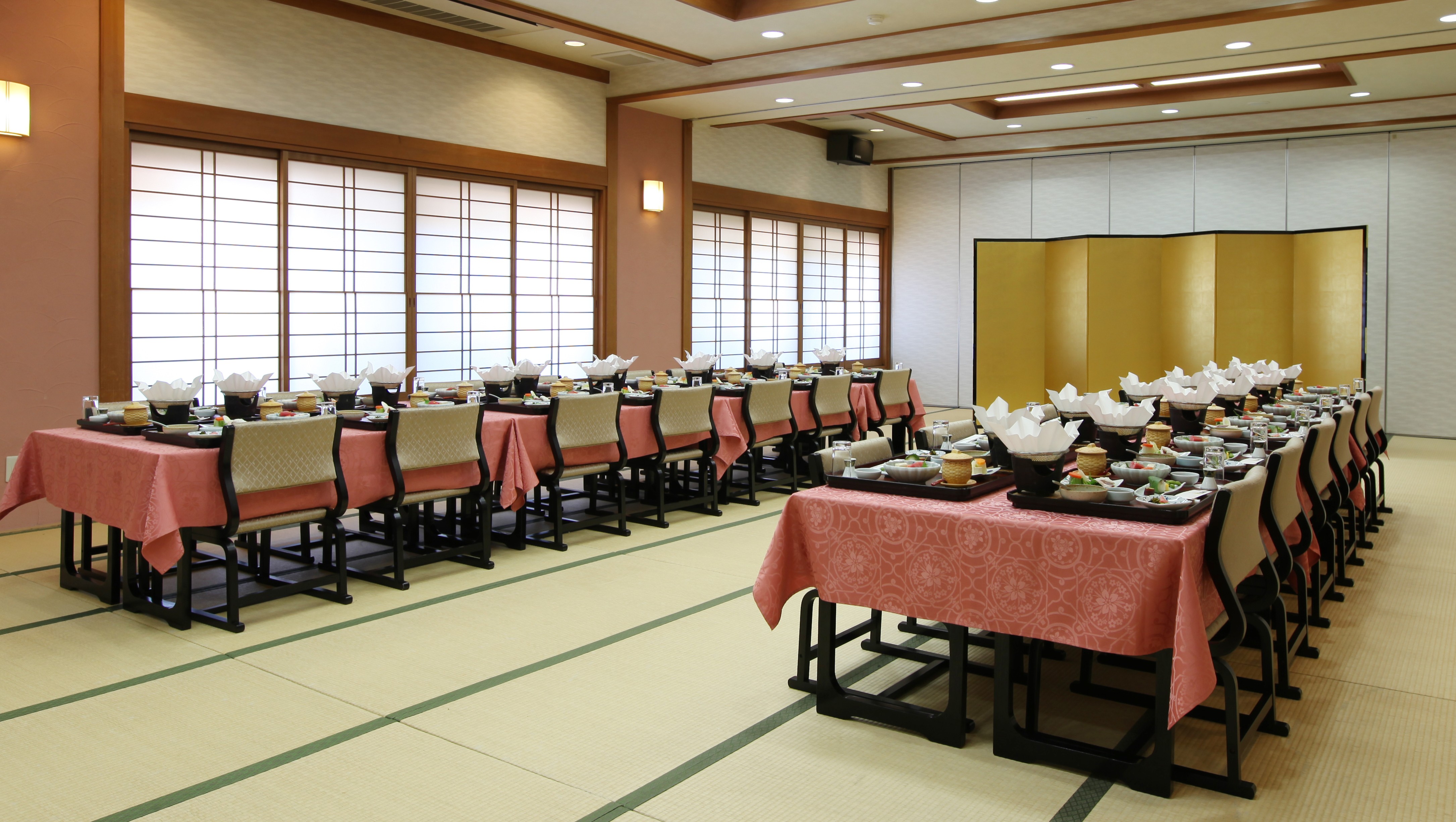 大人数グループでの個室お食事会場一例（30名前後）