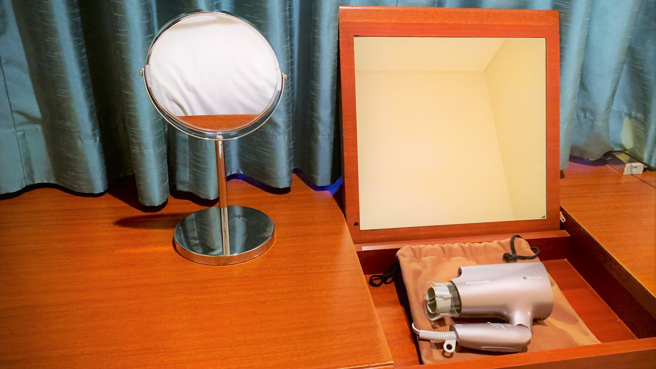 女性用の鏡とドライヤー