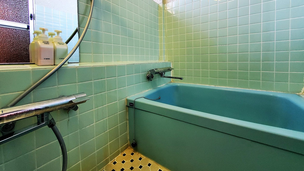 タイル張りのレトロお風呂と和室8畳【トイレ洗面付】