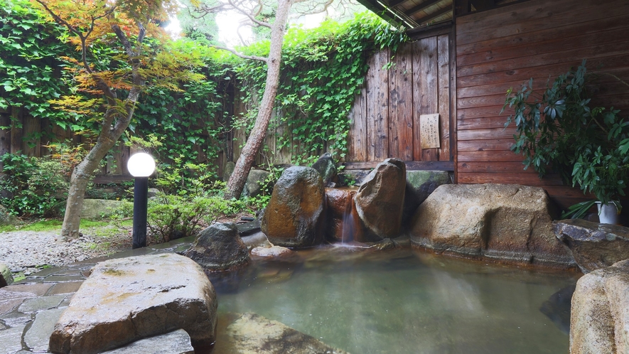 【温泉-匠の湯-】飛騨松倉石を配置した純和風の露天風呂 