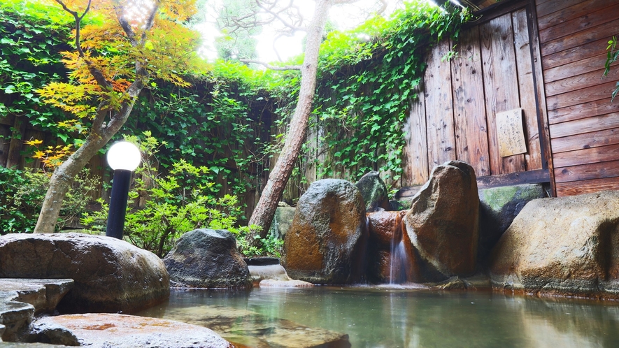 【温泉-匠の湯-】飛騨松倉石を配置した純和風の露天風呂 