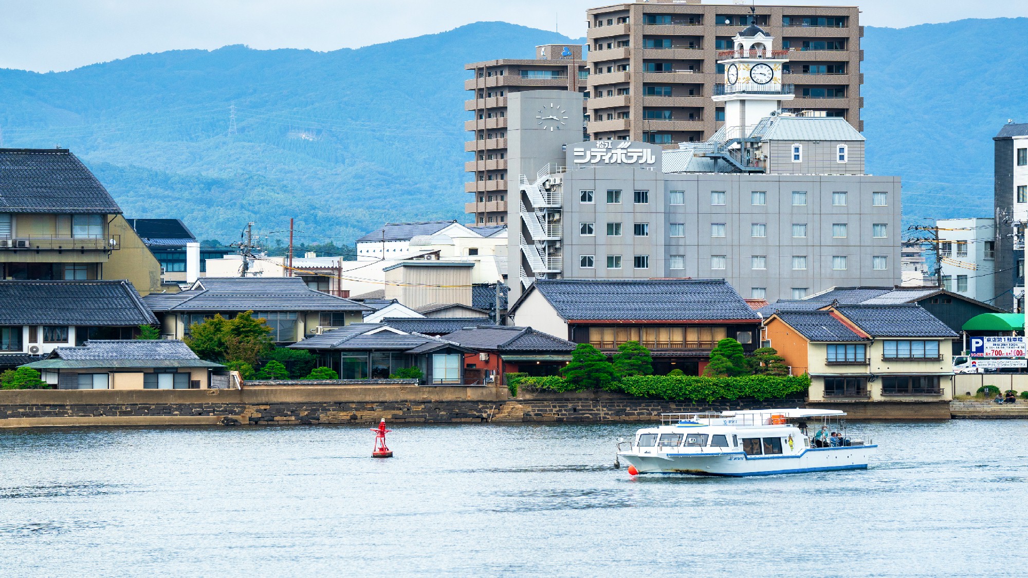 松江シティホテルと宍道湖遊覧船はくちょう号