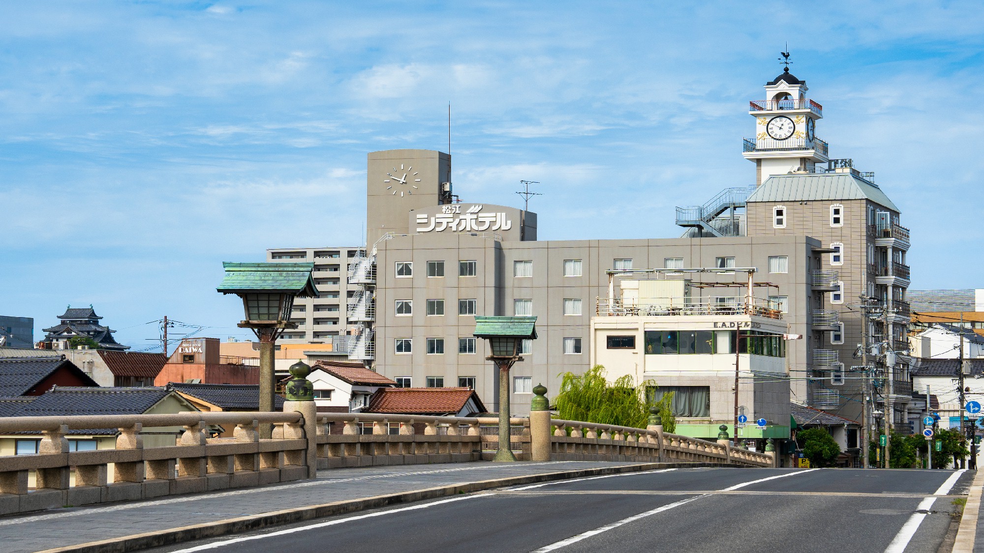 銘橋松江大橋より国宝松江城と松江シティホテルを望む