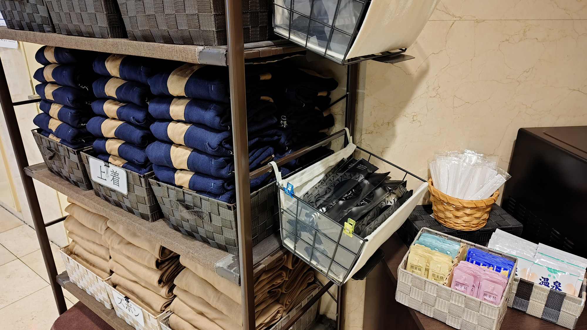 お部屋着・アメニティはロビーにご用意しております