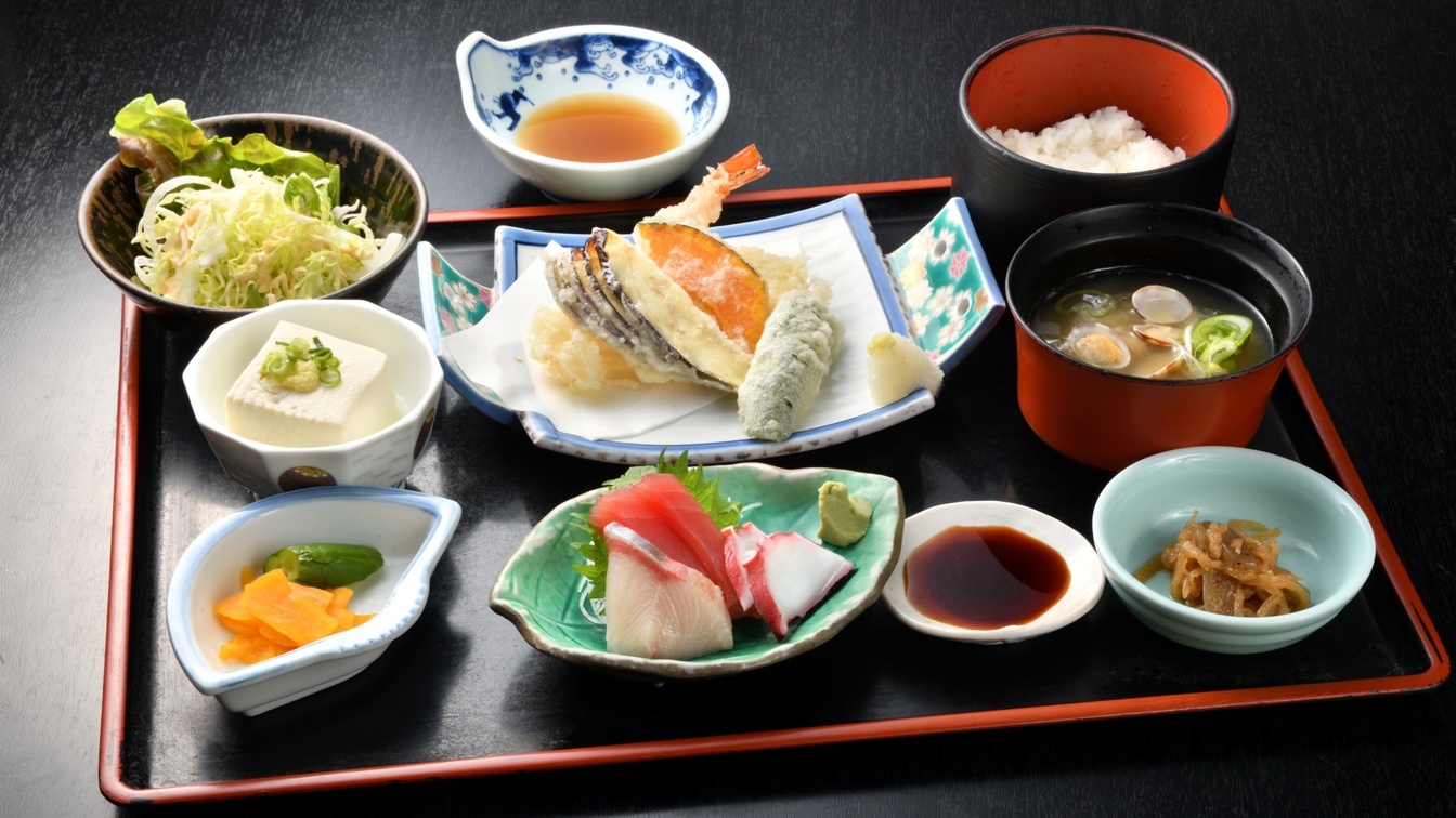 【禁煙部屋◆2食付スタンダード】ご夕食は新鮮なお魚をご用意する≪網元定食≫＆3種類から選べるご朝食