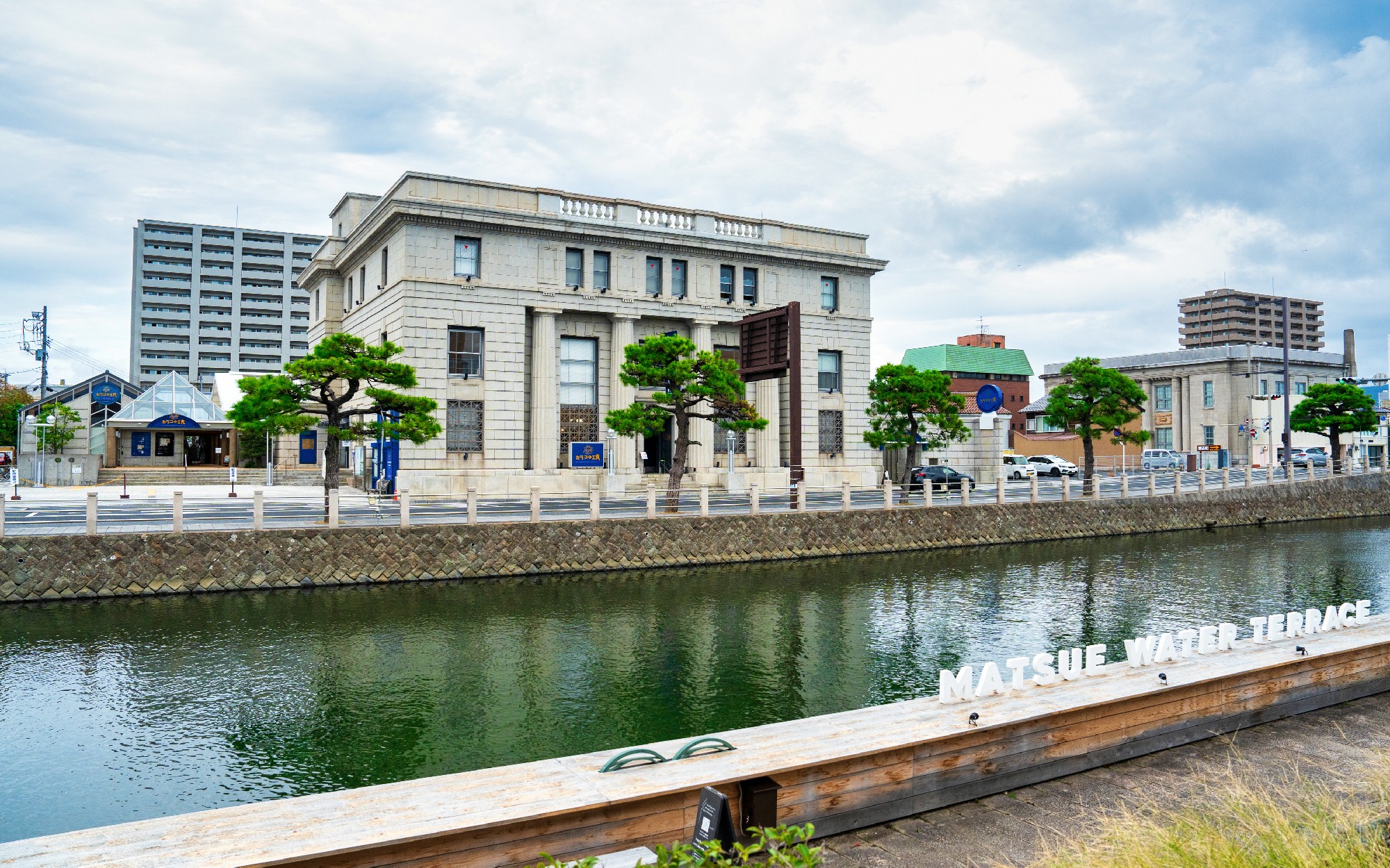 旧日本銀行を保存して活用した「カラコロ工房」は当館からは徒歩で３分の楽しい出会いの広場です！