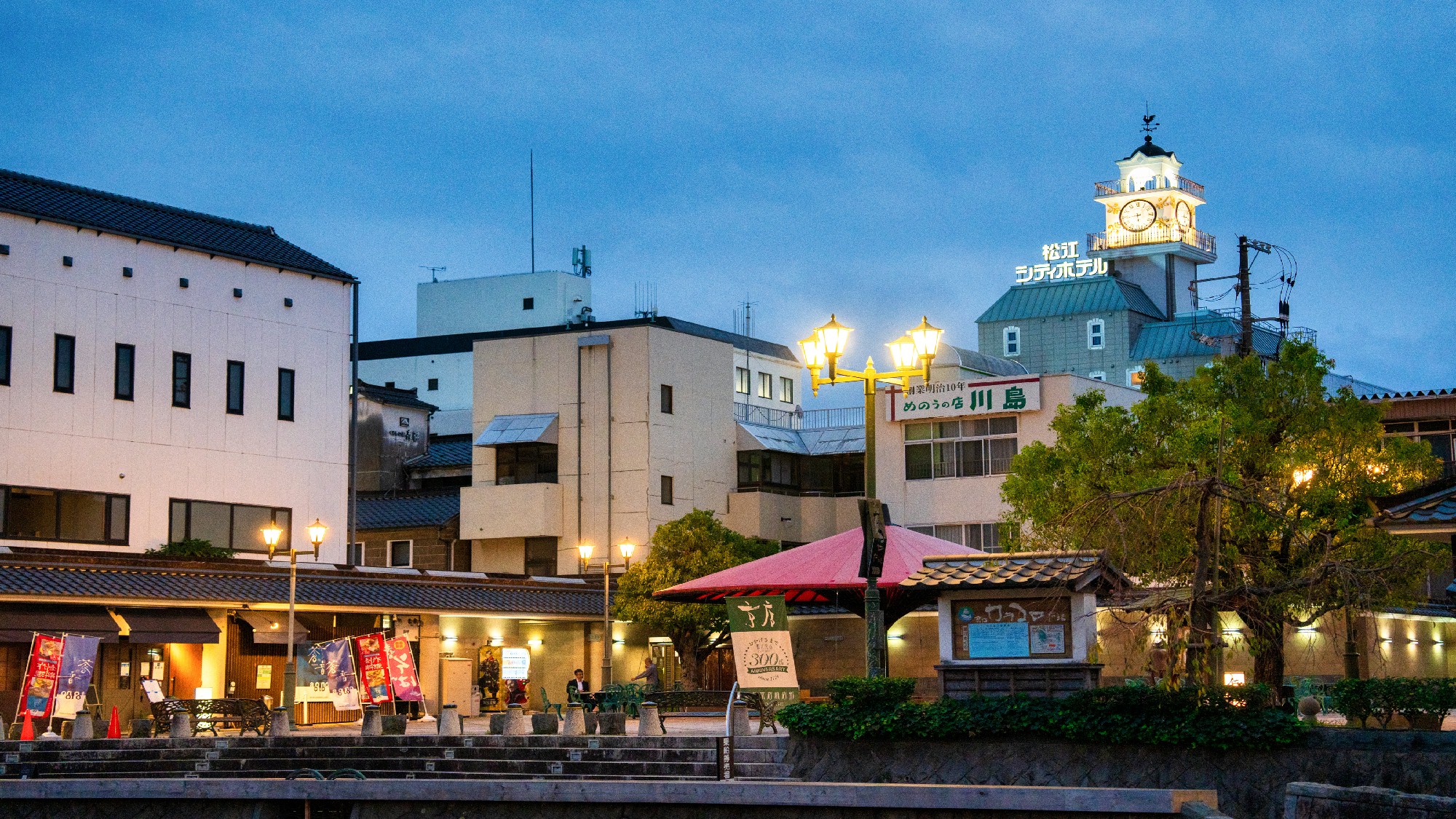 京店「カラコロ広場」と松江シティホテル時計台