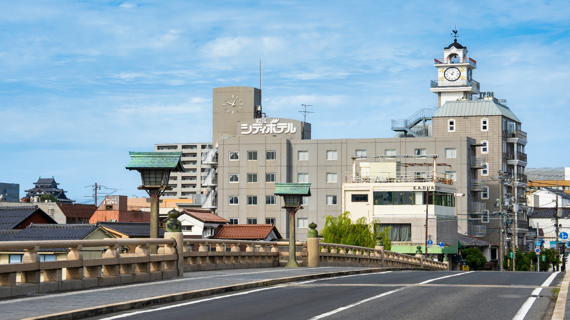 銘橋「松江大橋」から望む松江城と松江シティホテル