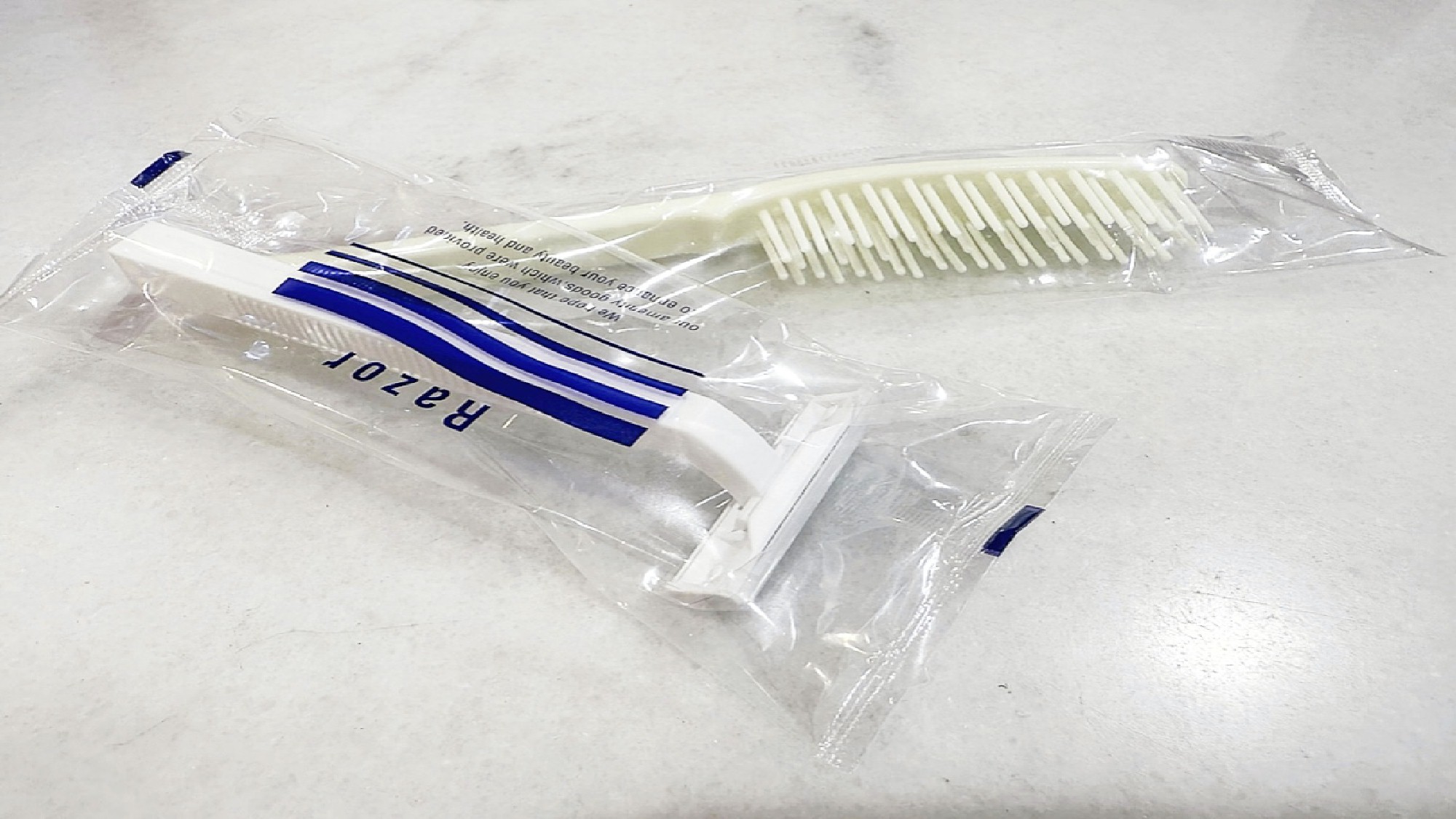 カミソリ、ヘアブラシ（DXルームは部屋にあり）はフロントにご用意しておりますのでご自由にどうぞ