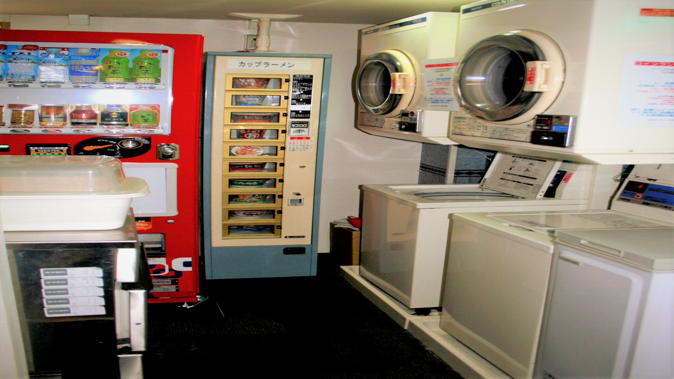 ２階に自動販売機・電子レンジ・共用冷凍庫・製氷機・コインランドリー