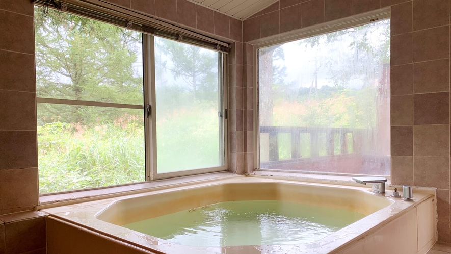 内風呂　大きい窓から景色が展望できます