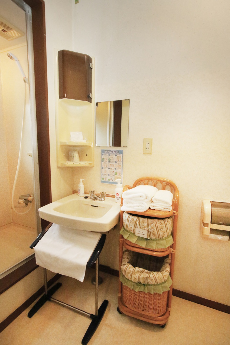 お部屋の洗面所とシャワールーム