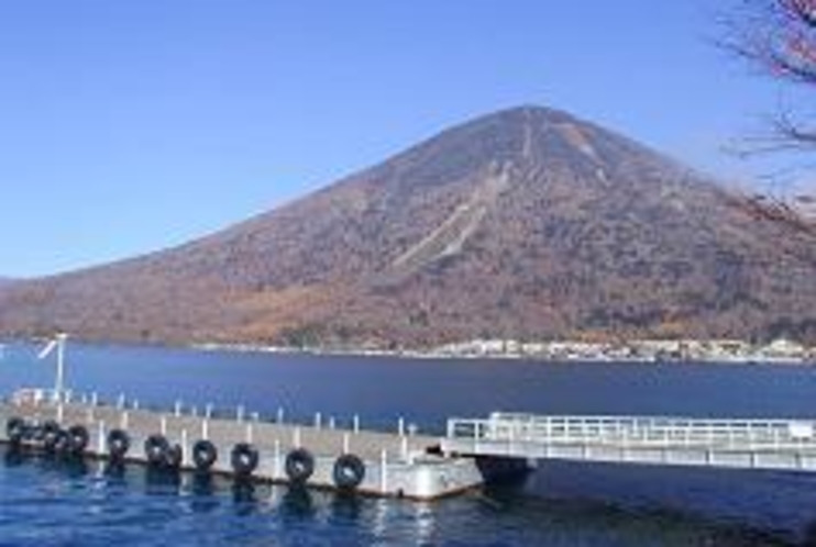 中禅寺湖 と男体山