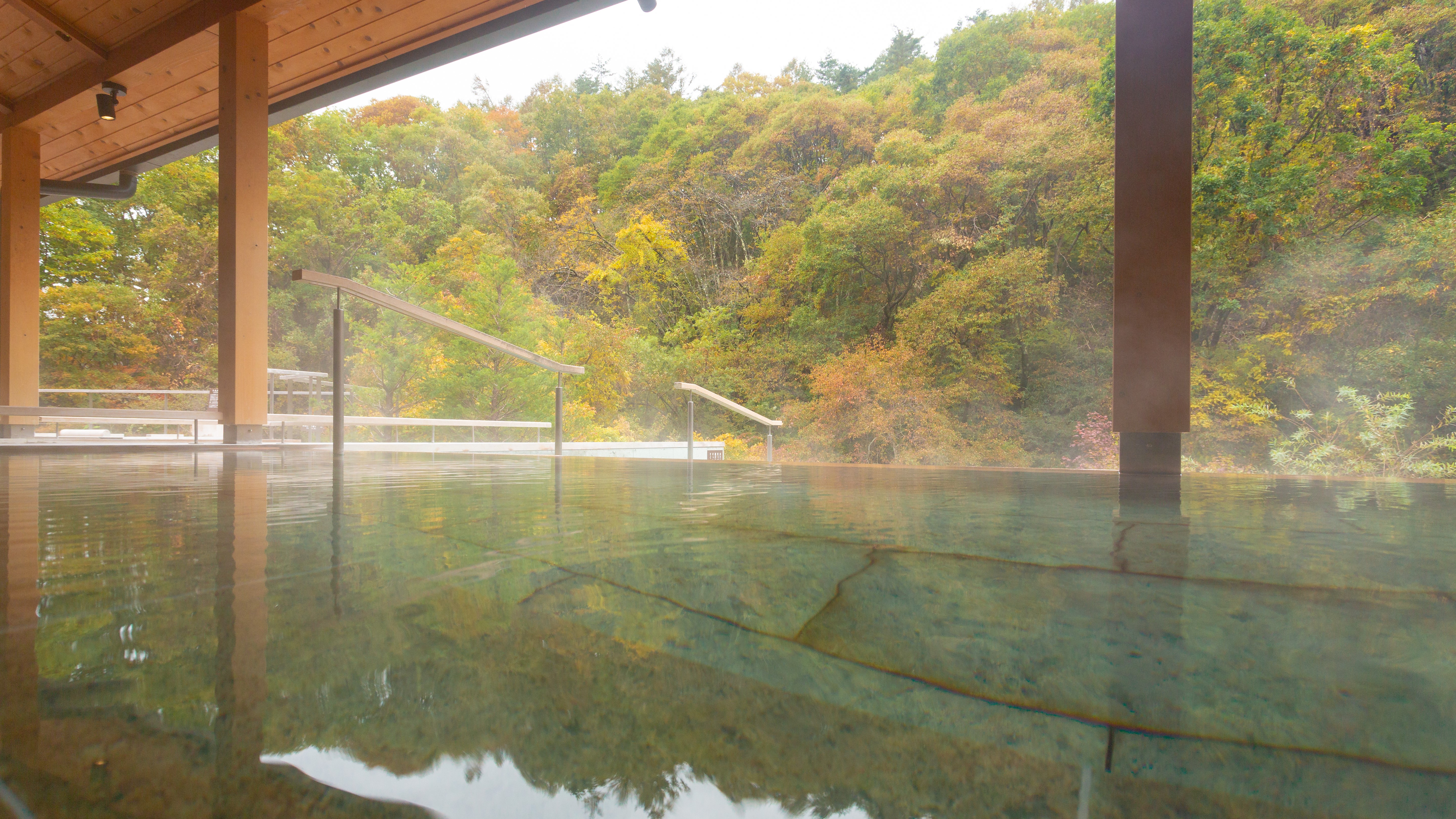 紅葉の頃の渓流露天風呂