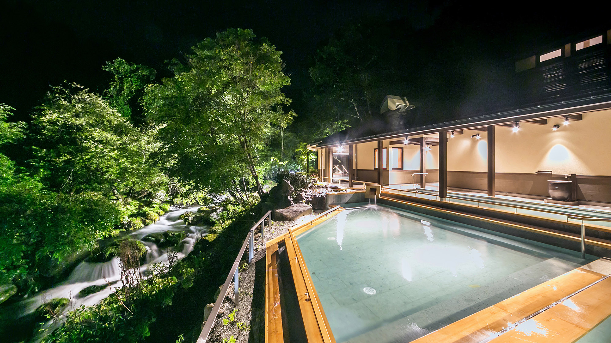 渓流露天風呂　滝岩の湯　夜