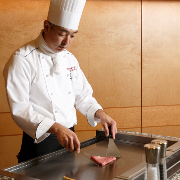 【ディナービュッフェ】できたての香り、湯気、音、そして、料理人との会話は、ディナータイムを盛り上げるアイテムです。前肴、お造り、温物、揚物、など。会席のように献立を選んで、お席を華やかに彩って。