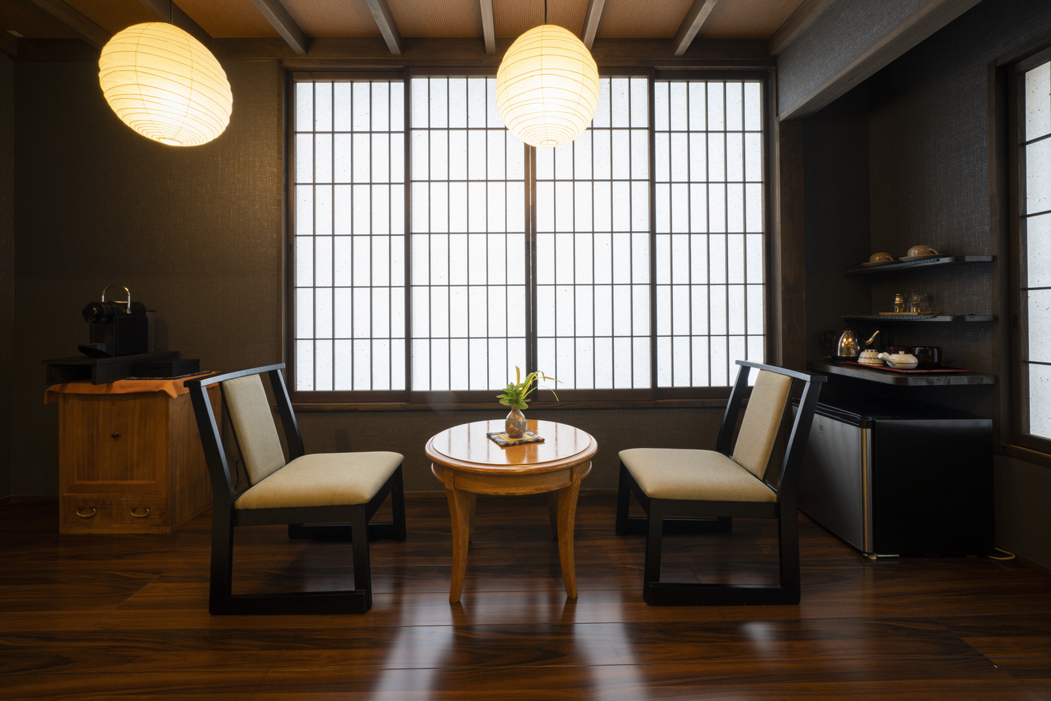 【書斎ノ間・ふたり静】くつろぎスペース＋ロータイプツイン