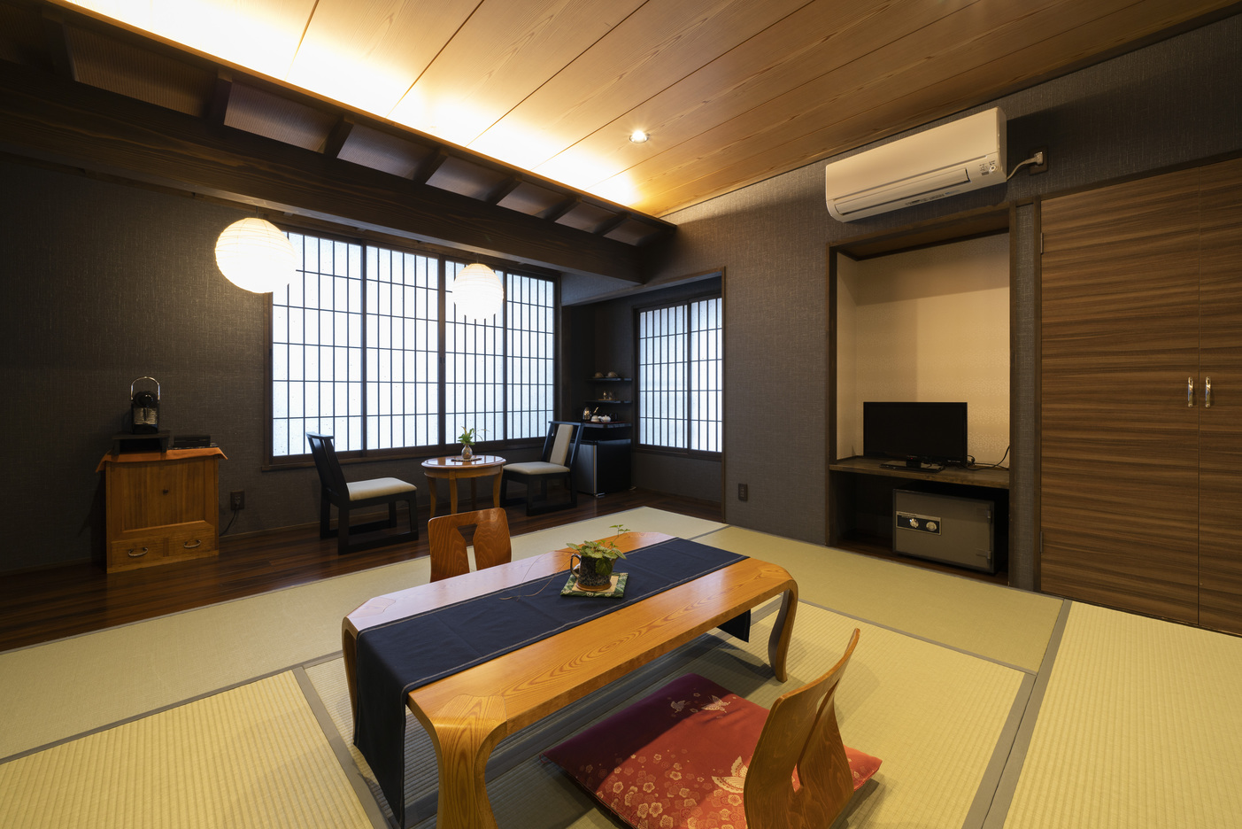 【書斎ノ間・ふたり静】くつろぎスペース＋ロータイプツイン