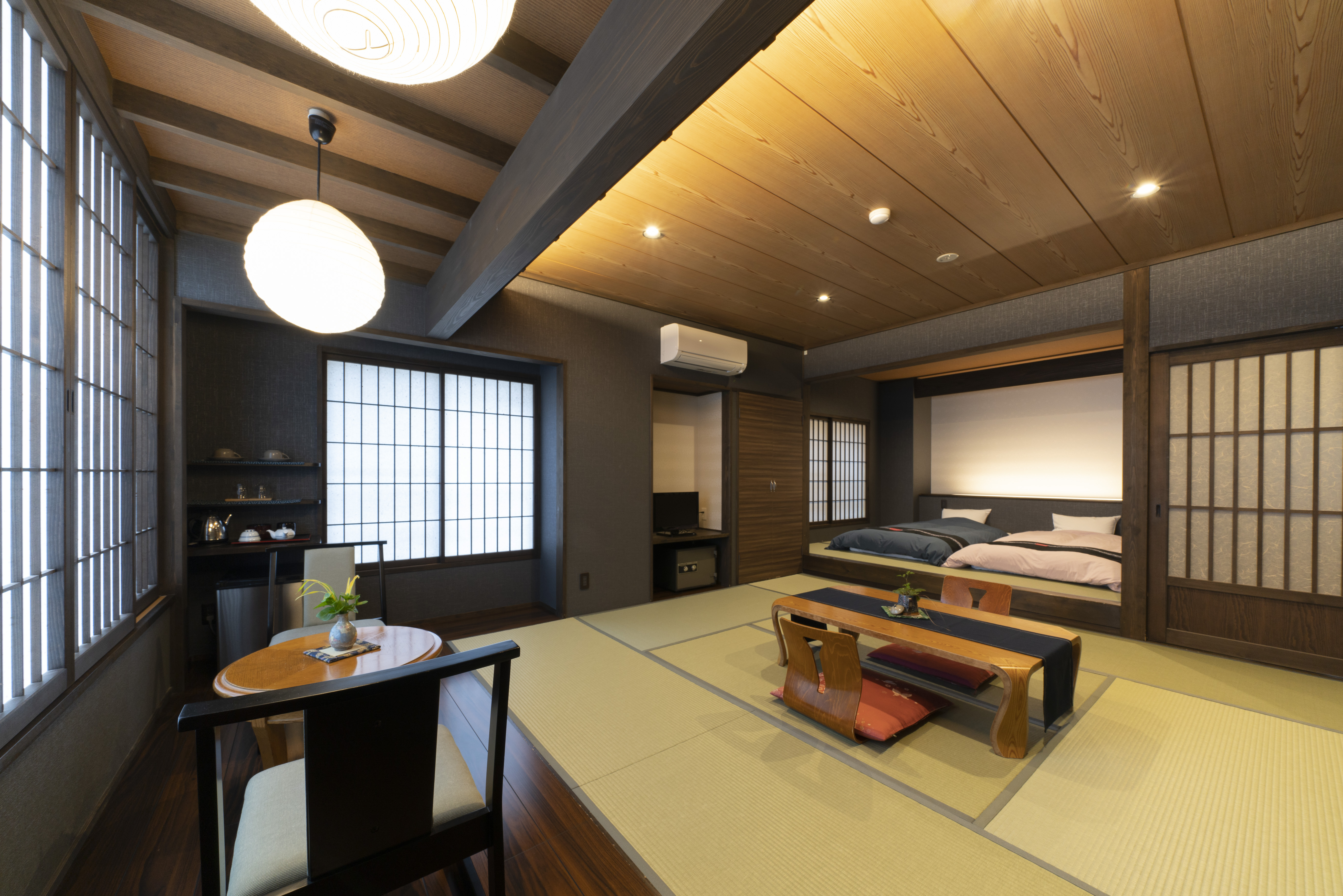 【書斎ノ間・ふたり静】くつろぎスペース＋ロータイプツイン