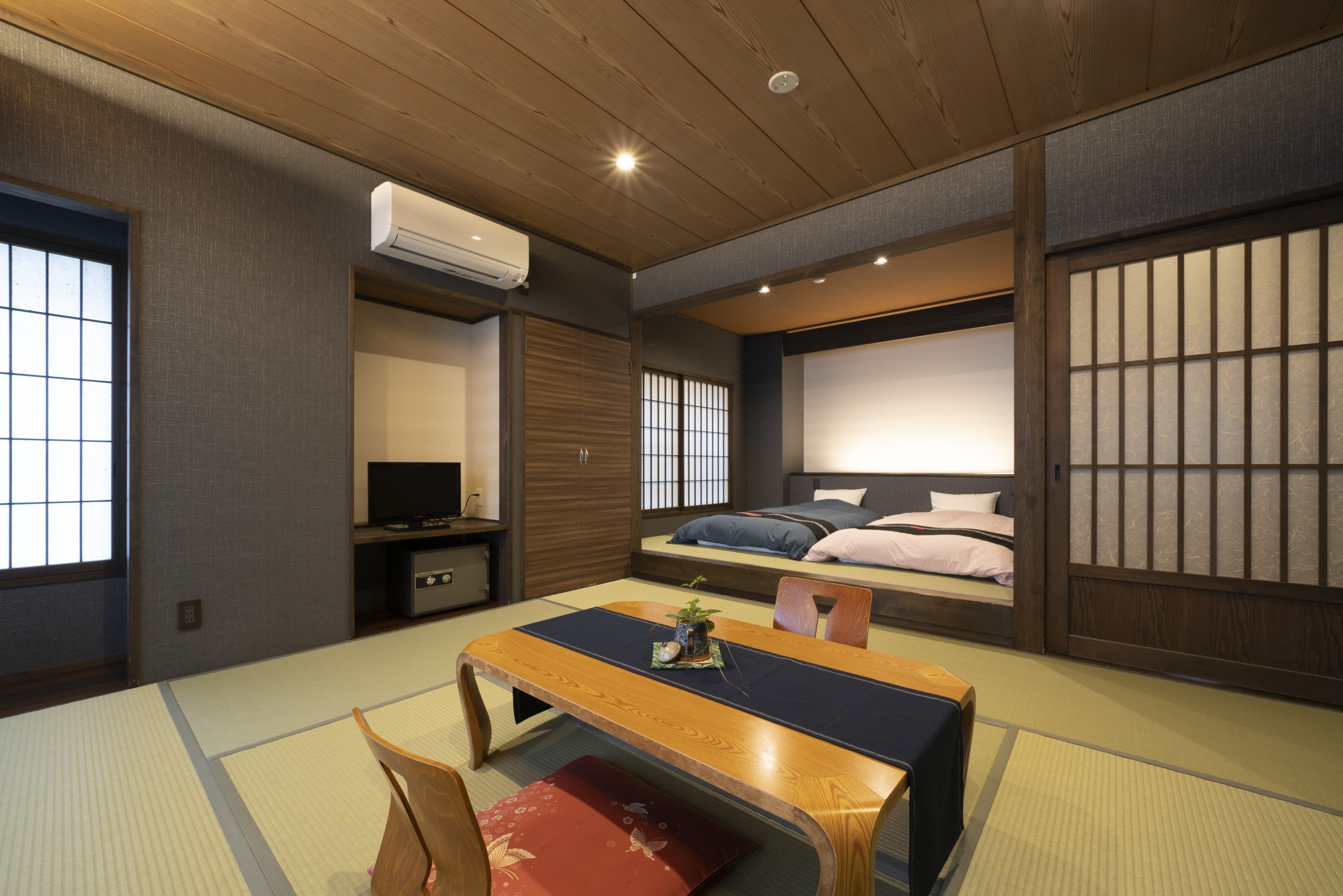 【書斎ノ間・ふたり静】くつろぎスペース＋ロータイプツイン