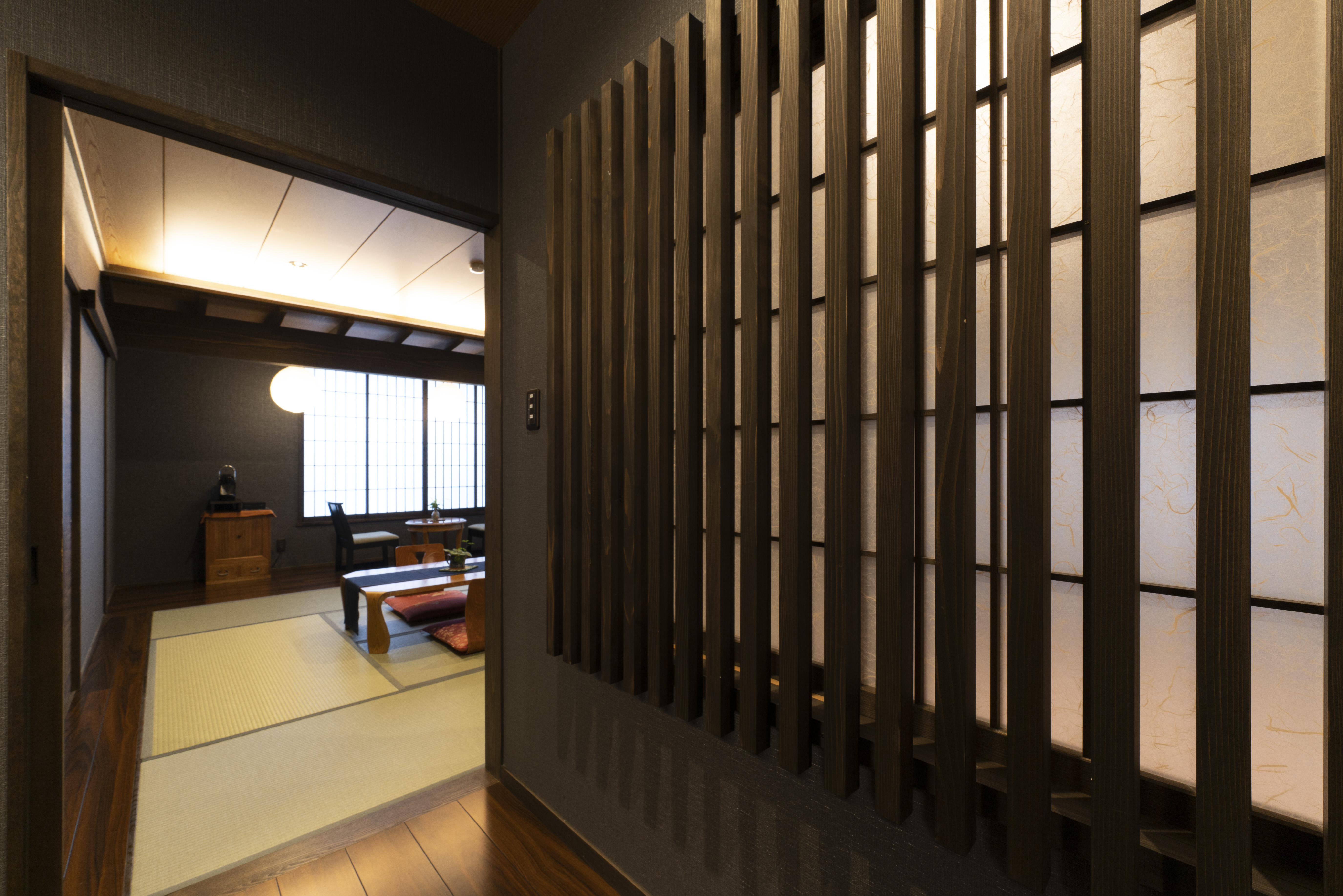 【書斎ノ間・ふたり静】くつろぎスペース＋ロータイプツイン