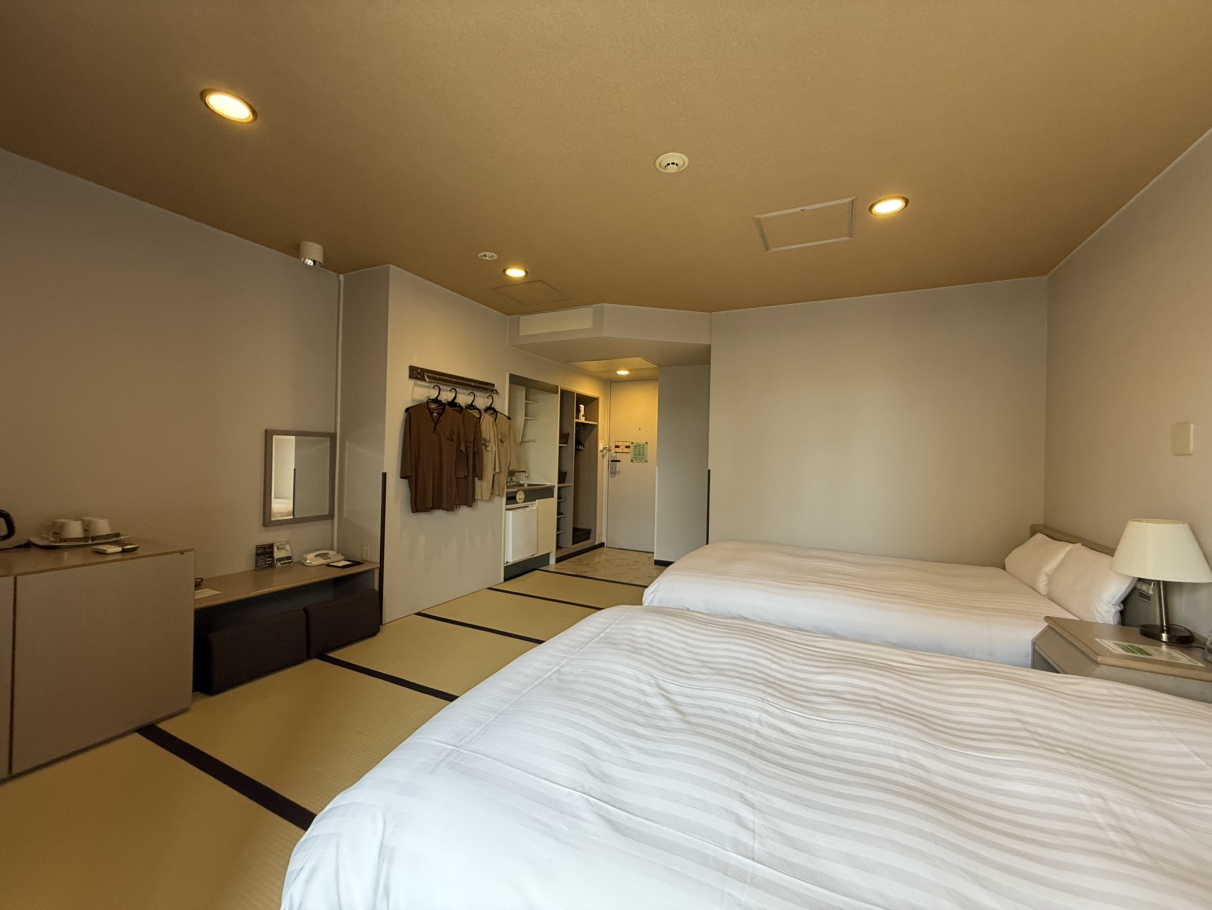 禁煙和洋室27平米 ベッド140cm&times;190cm(２台)