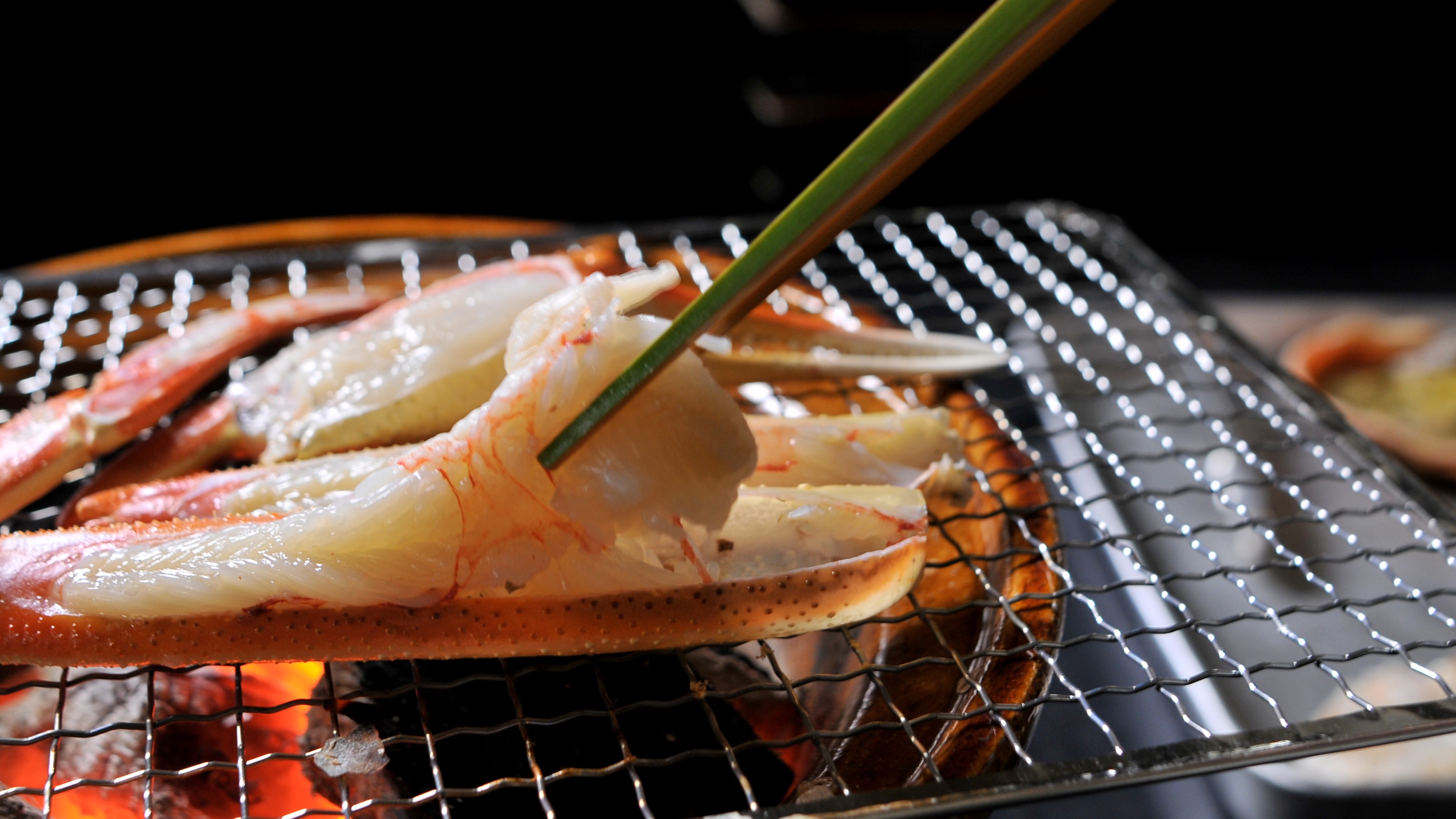 【焼きガニ】炭火で焼き上げた濃厚な蟹の味わいは格別です。