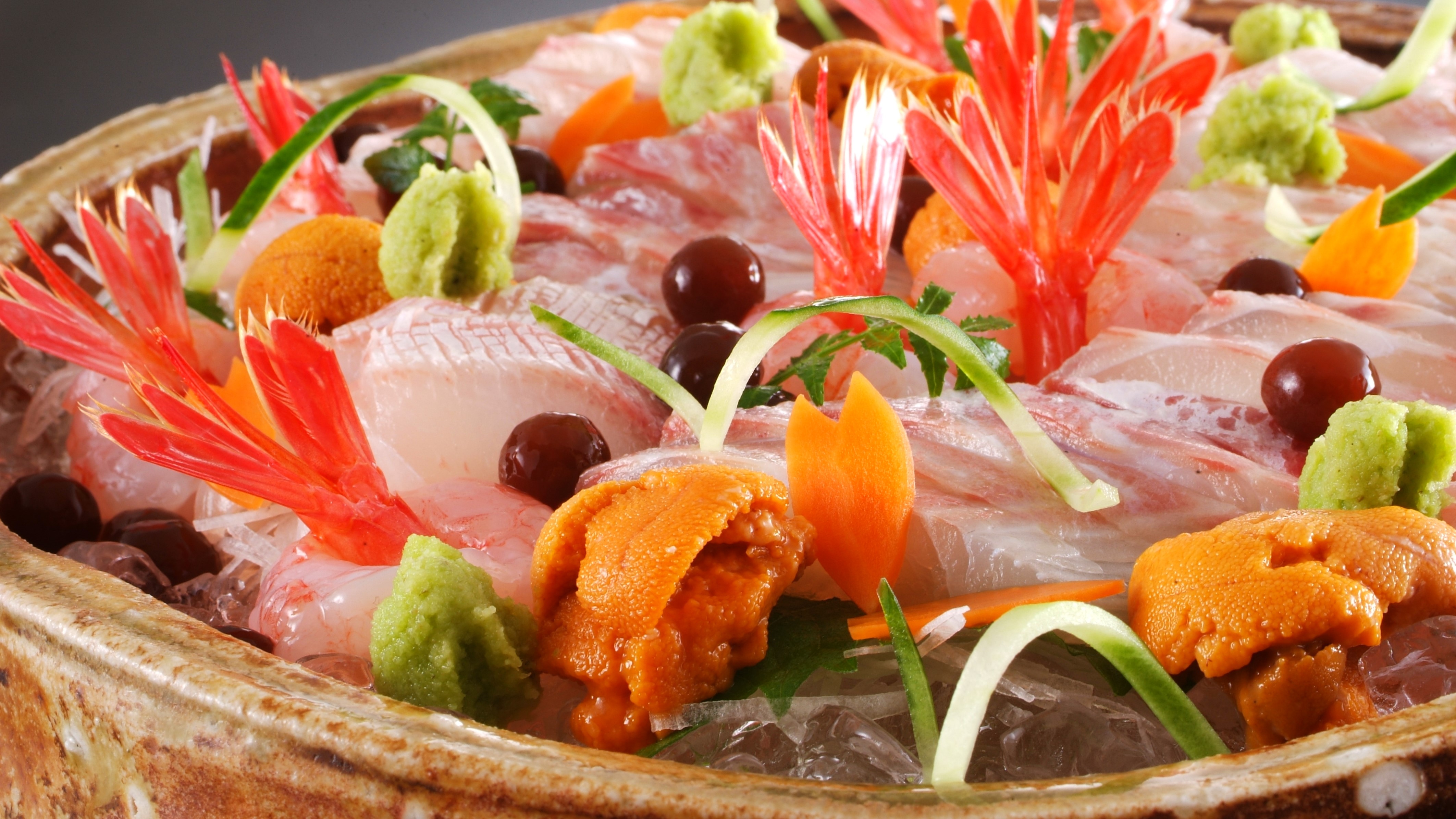 【お造り】当館では間人漁港から水揚げされる日本海の新鮮で旨味の強い旬のお造りをお愉しみ頂けます。 