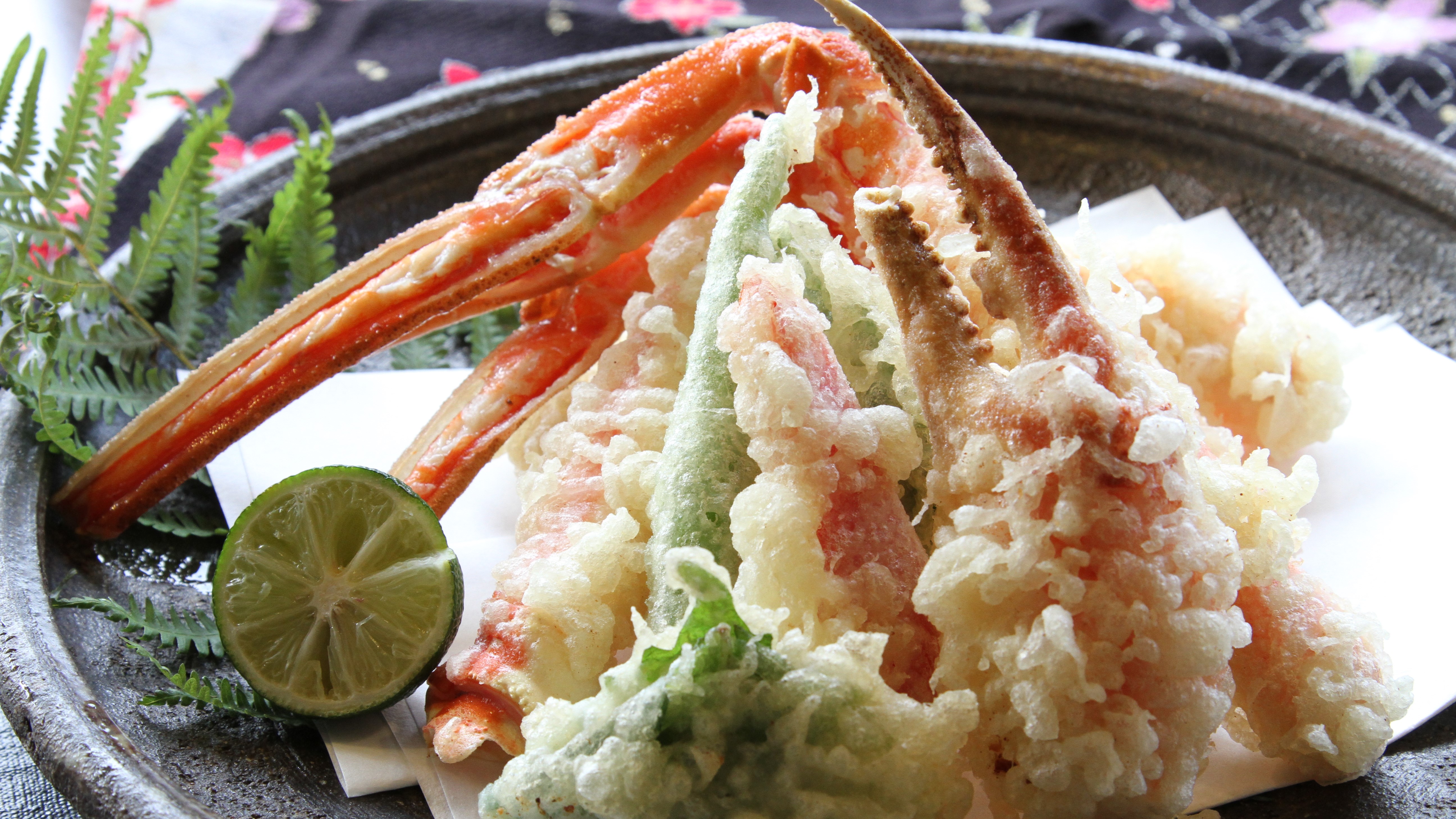 【蟹の天ぷら】肉厚で食べ応えのあるかに天ぷら。蟹の旨みと甘さをあつあつで味える。