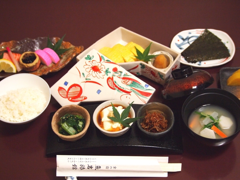 【当館人気】夕食はお部屋食でゆっくりと。四季折々の旬を味わう本格京風懐石。京都名物の湯葉料理付！