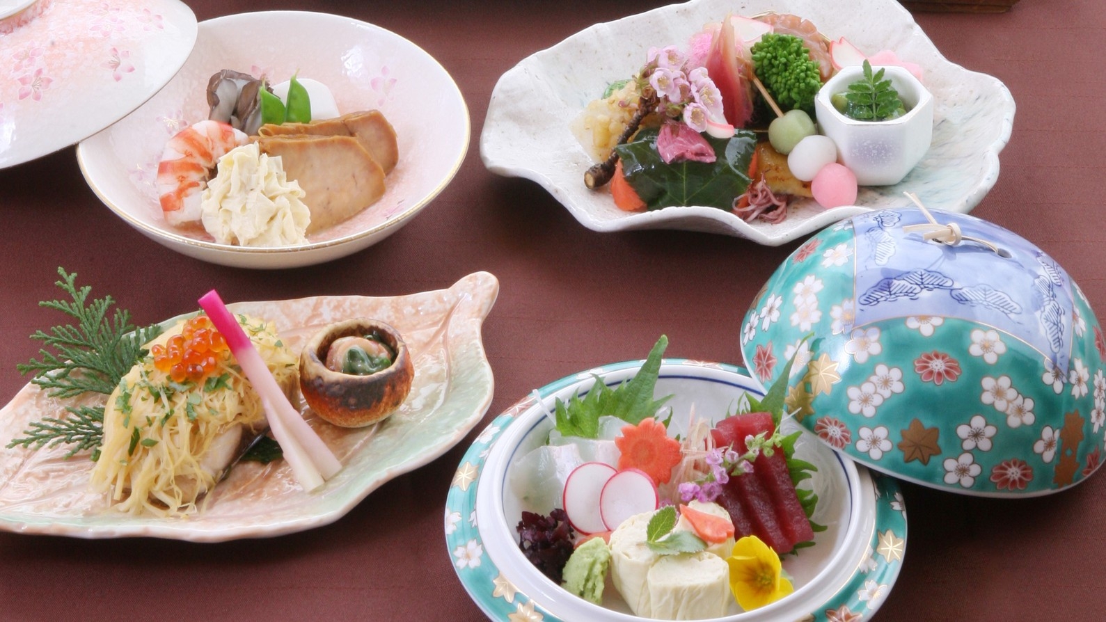 【当館人気】夕食はお部屋食でゆっくりと。四季折々の旬を味わう本格京風懐石。京都名物の湯葉料理付！