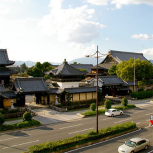 *【興正寺】当館の窓から見た興正寺。一部のお部屋からご覧いただけます。ご指定はいただけません。