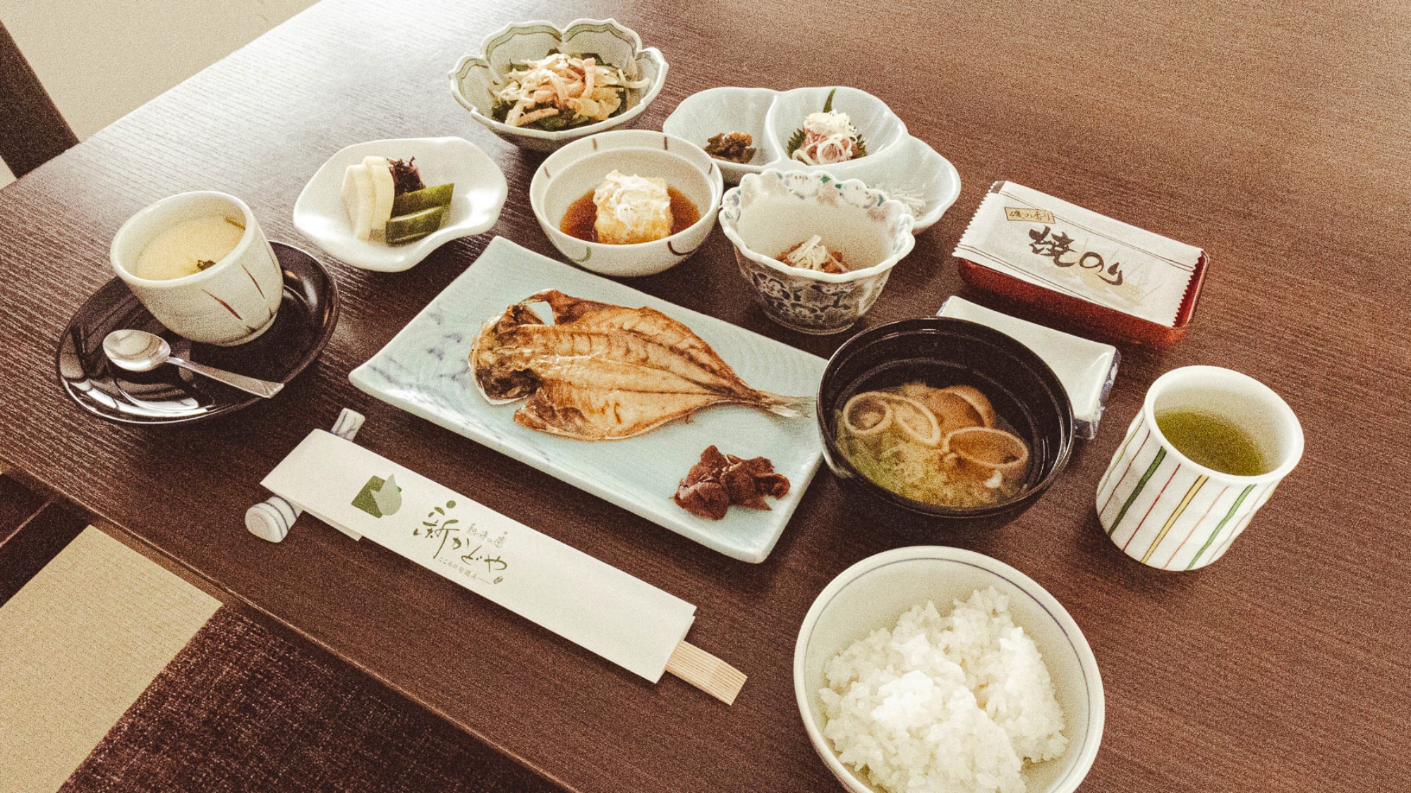 朝食一例／あたたかいお味噌汁に、ホカホカごはん。たまにはゆっくり朝食を味わおう。