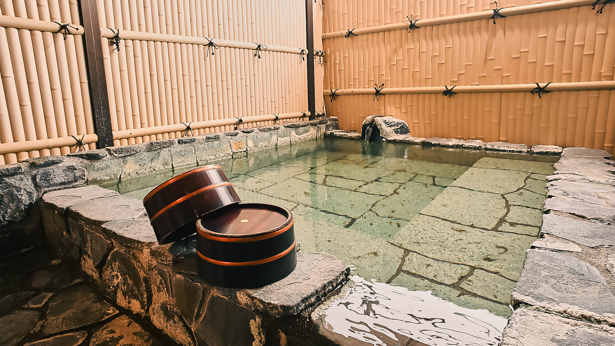 天神の湯（露天風呂・殿方）／大浴場併設の露天風呂。　