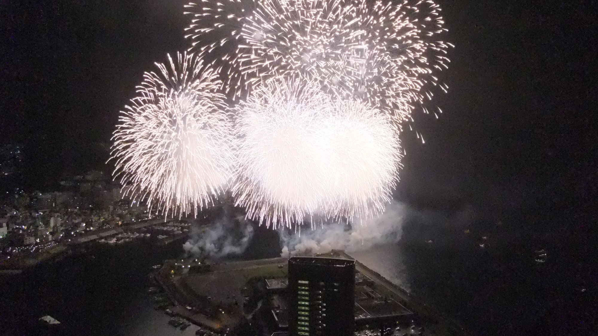 ホテル周辺にて上がる花火