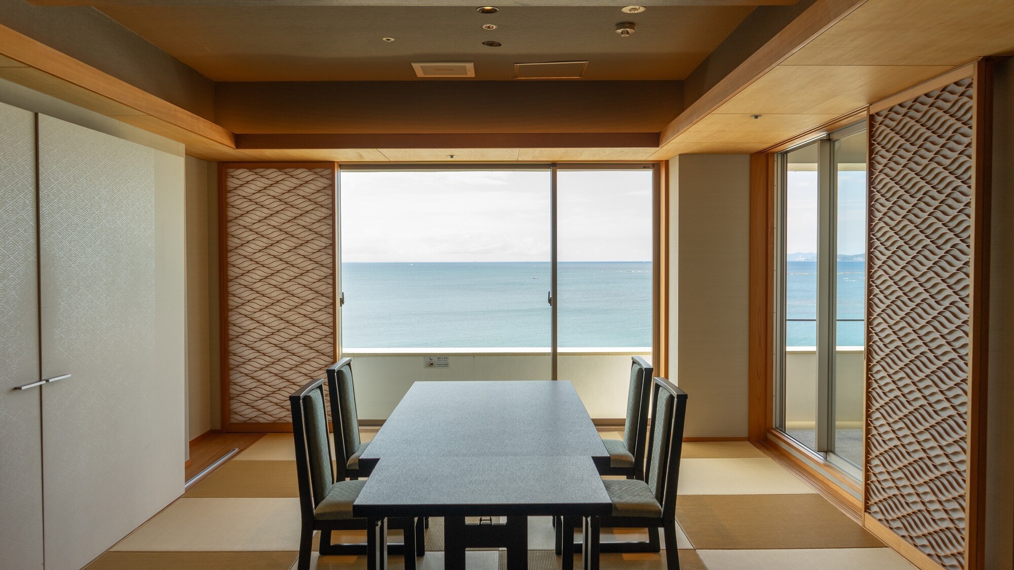 浜水晶特別室「紅の晶」