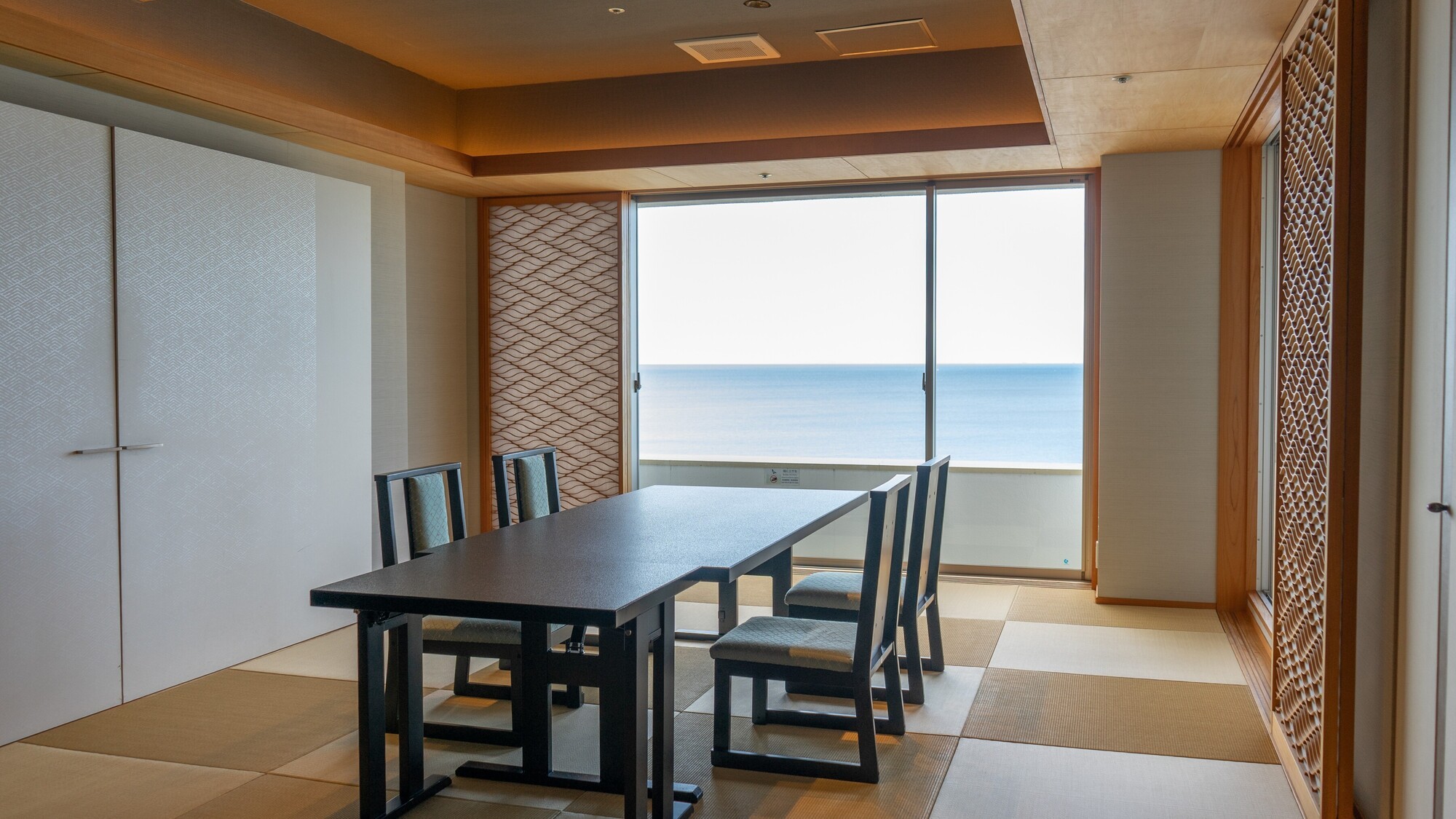 浜水晶特別室「紅の晶」