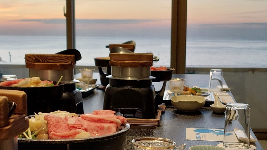 *【お食事会場（5F 個室食会場）】抜群のオーシャンビューとともにお食事をお楽しみください。