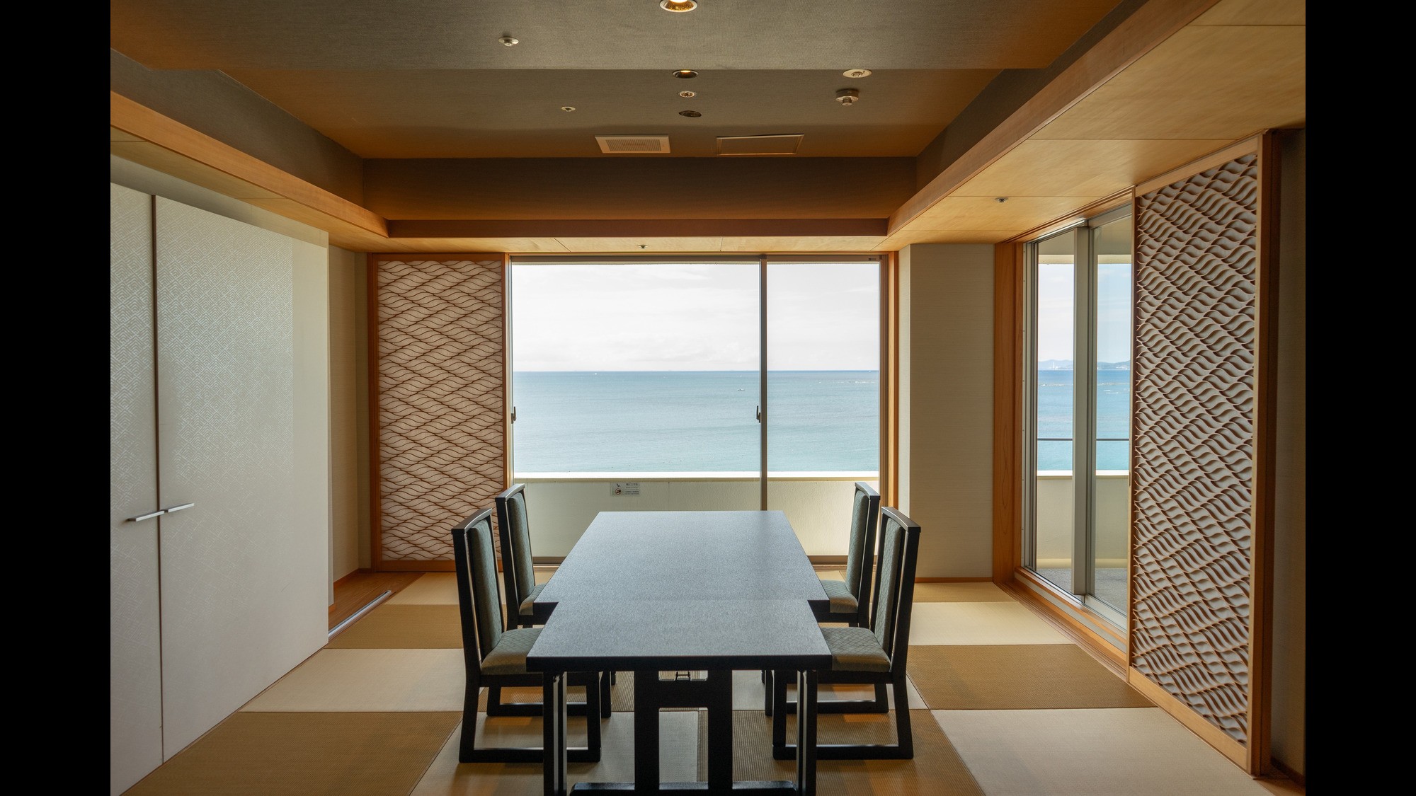 浜水晶特別室「紅の晶」