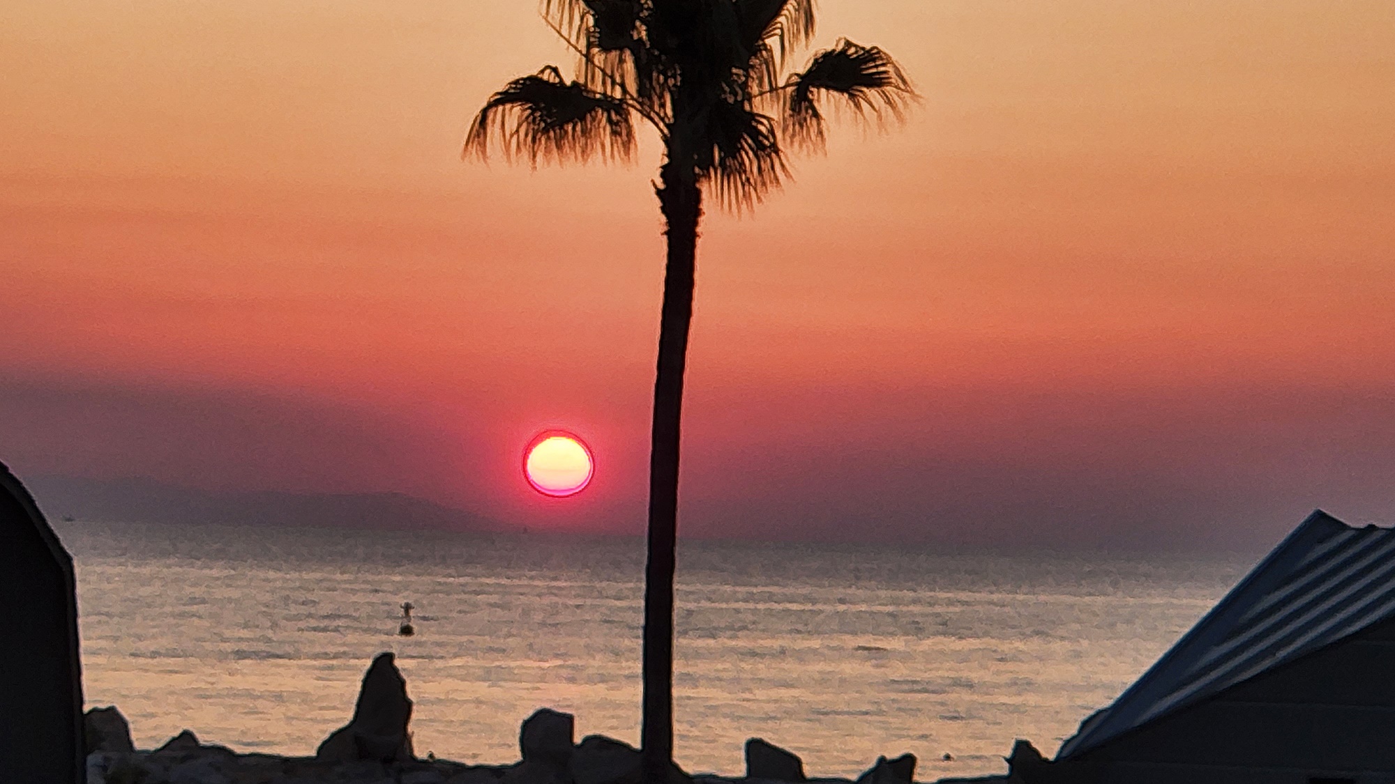 *白良浜に沈む美しい夕日（当館より撮影）