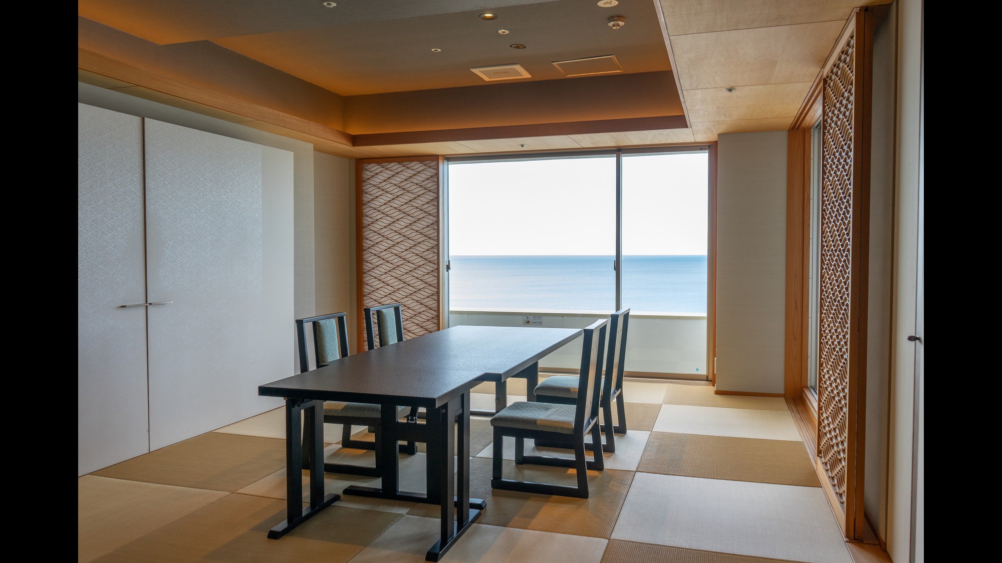 浜水晶特別室「紅の晶」